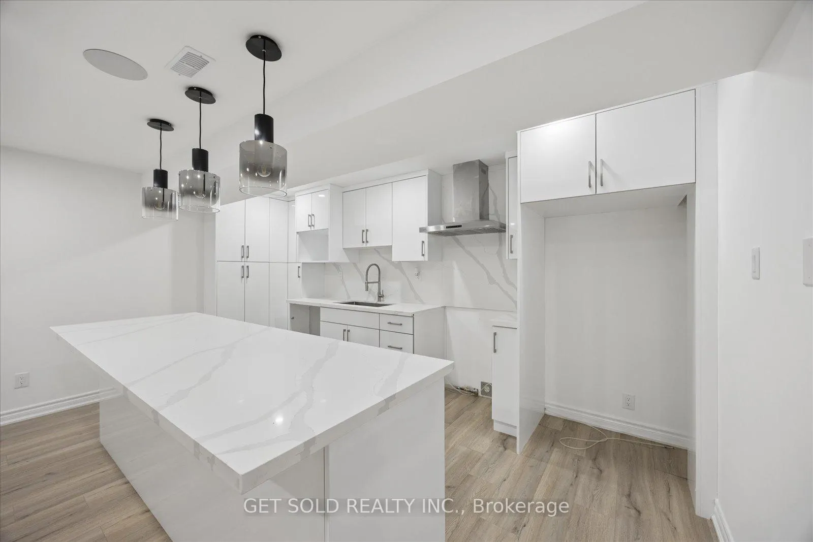 Photo 37 of 392 Woodgate Pines Drive, Vaughan, Kleinburg — HOMEH