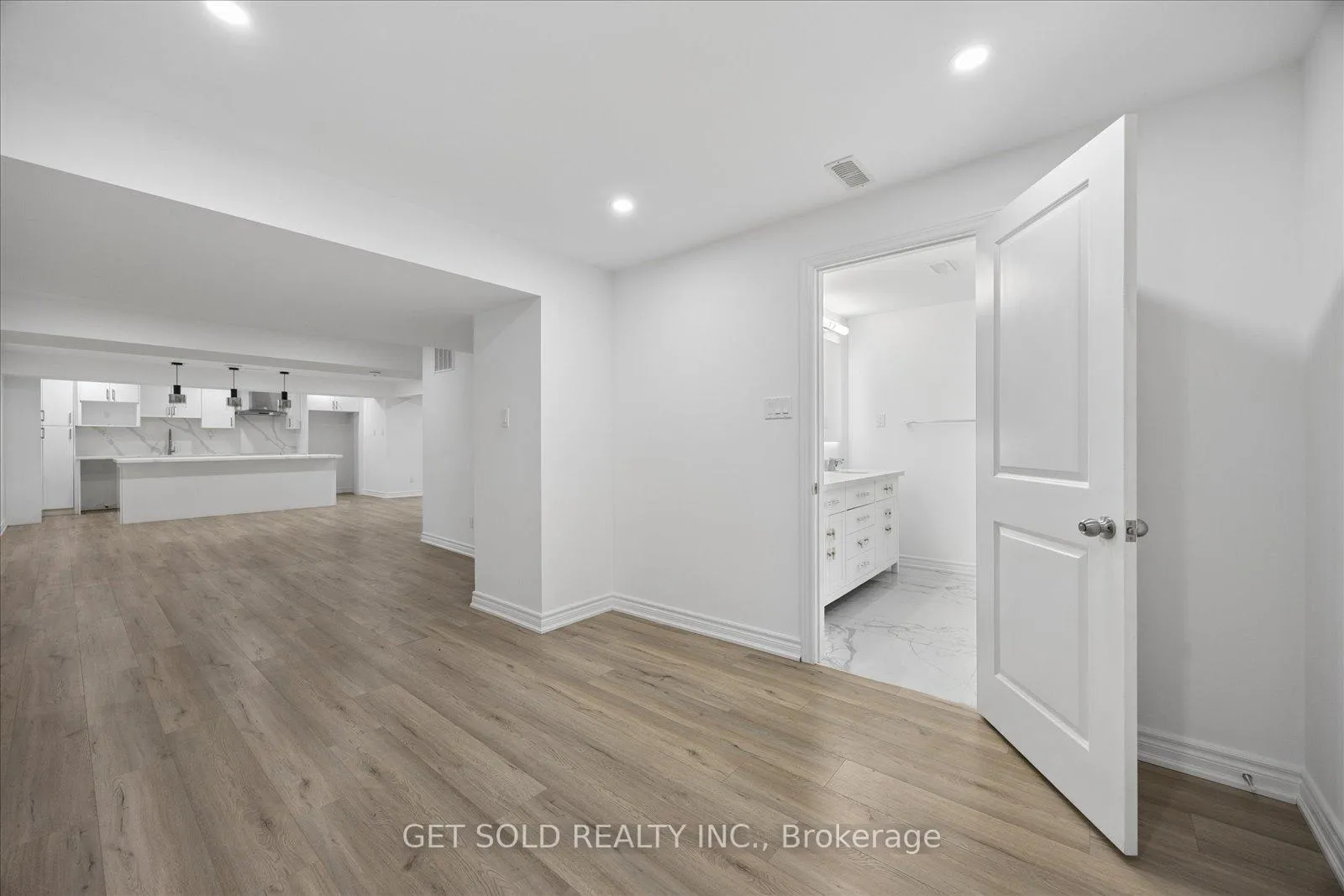Photo 40 of 392 Woodgate Pines Drive, Vaughan, Kleinburg — HOMEH