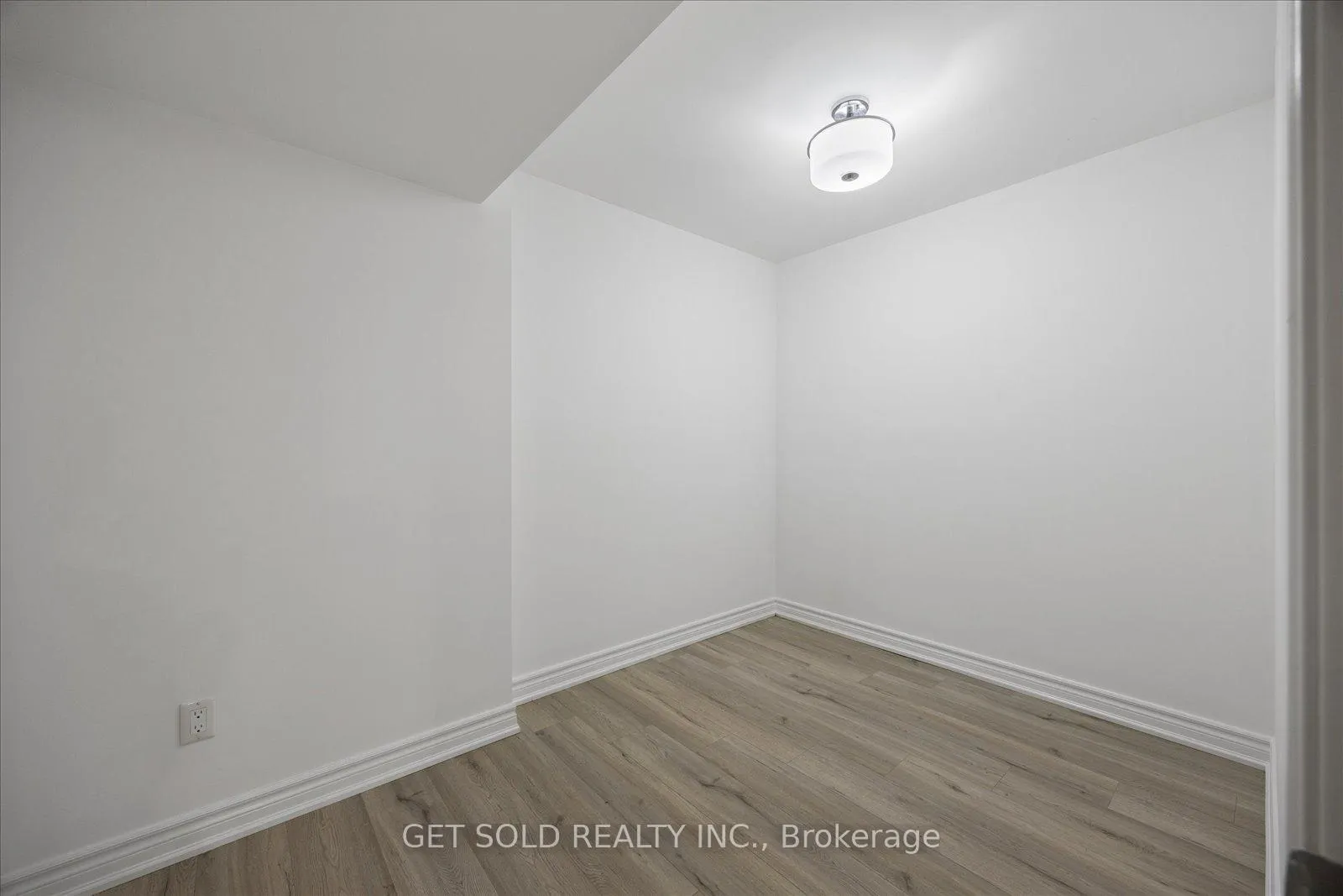 Photo 42 of 392 Woodgate Pines Drive, Vaughan, Kleinburg — HOMEH
