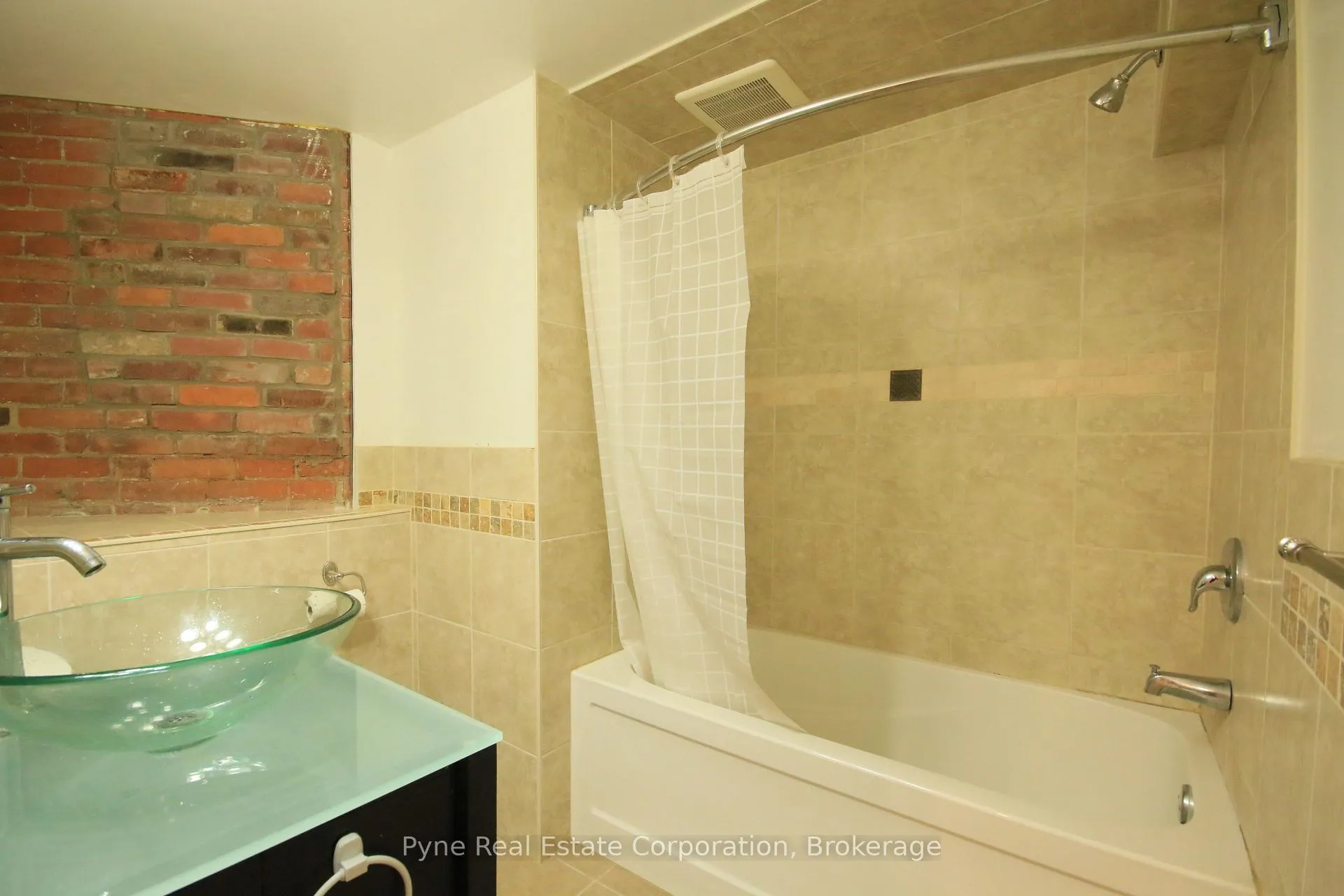 Photo 6 of Unit Lower, 198 Quebec Avenue, Toronto, High Park North — HOMEH