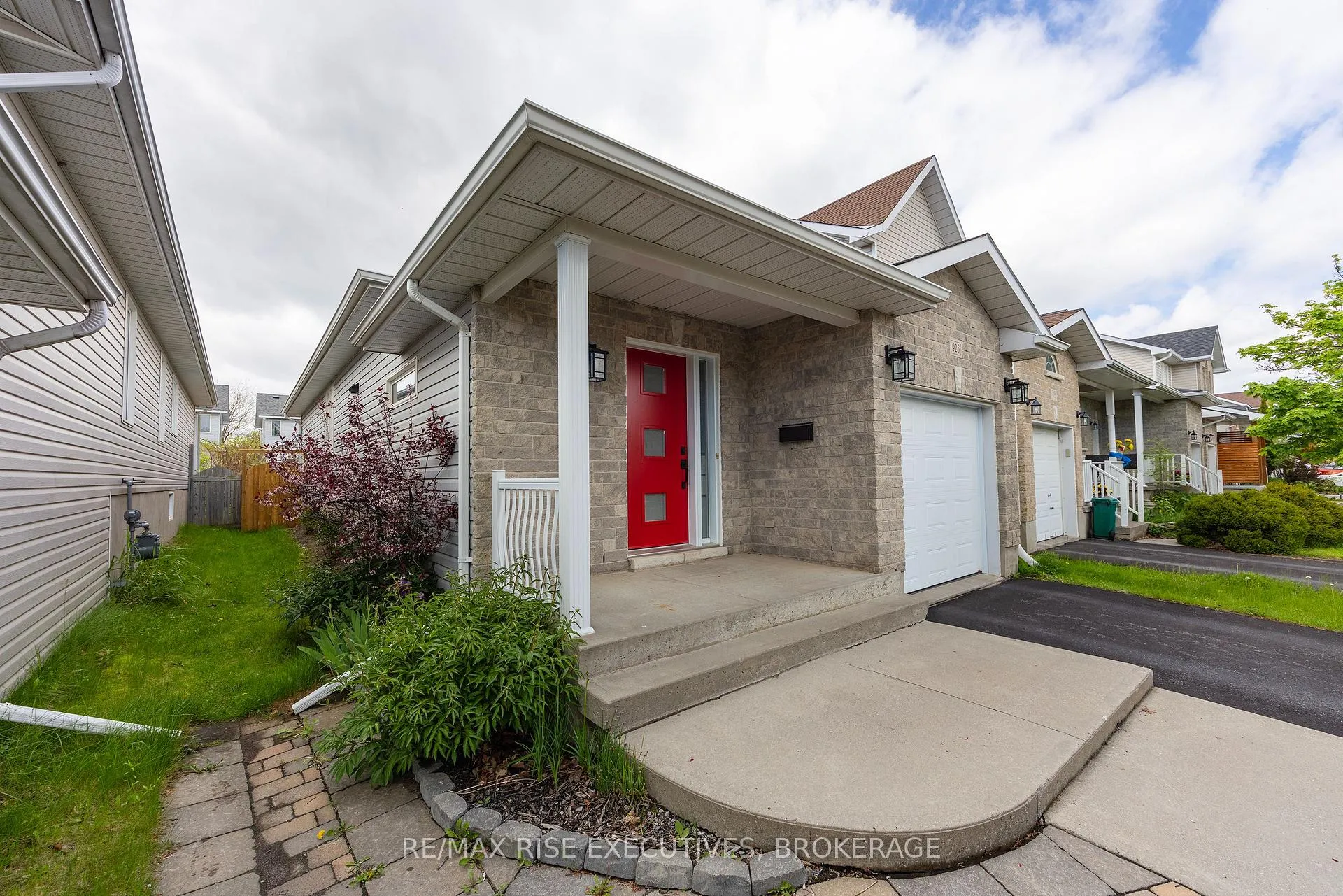 Photo 3 of 926 Bluffwood Avenue, Kingston, Kingston East (Incl Barret Crt) — HOMEH