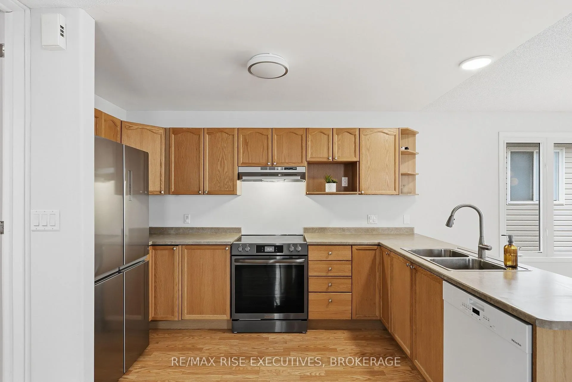 Photo 8 of 926 Bluffwood Avenue, Kingston, Kingston East (Incl Barret Crt) — HOMEH