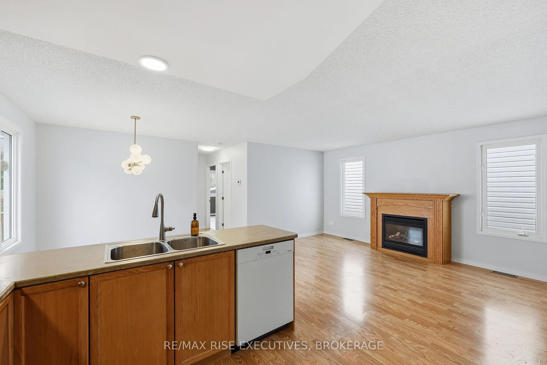 Photo 9 of 926 Bluffwood Avenue, Kingston, Kingston East (Incl Barret Crt) — HOMEH