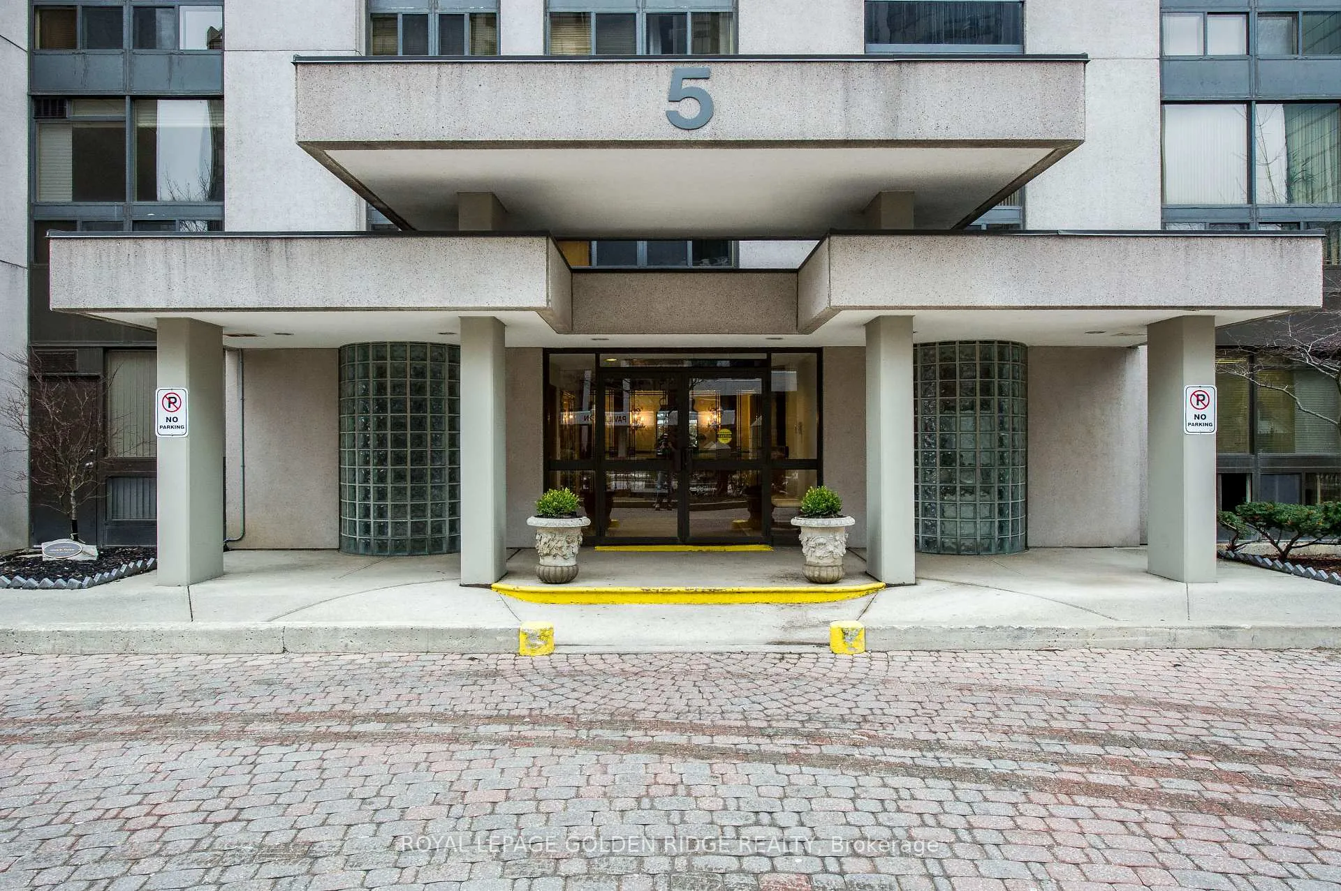 Front of Unit 1003, 5 Kenneth Avenue