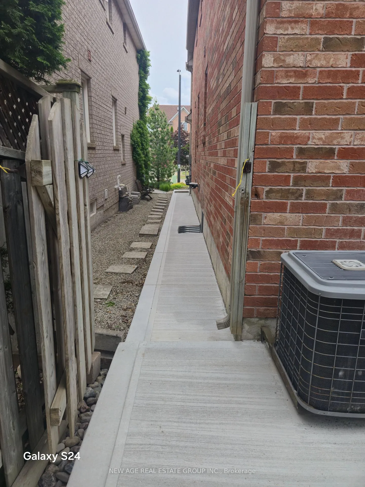 Photo 2 of Unit (Basement), 3097 Bentley Drive, Mississauga, Churchill Meadows — HOMEH