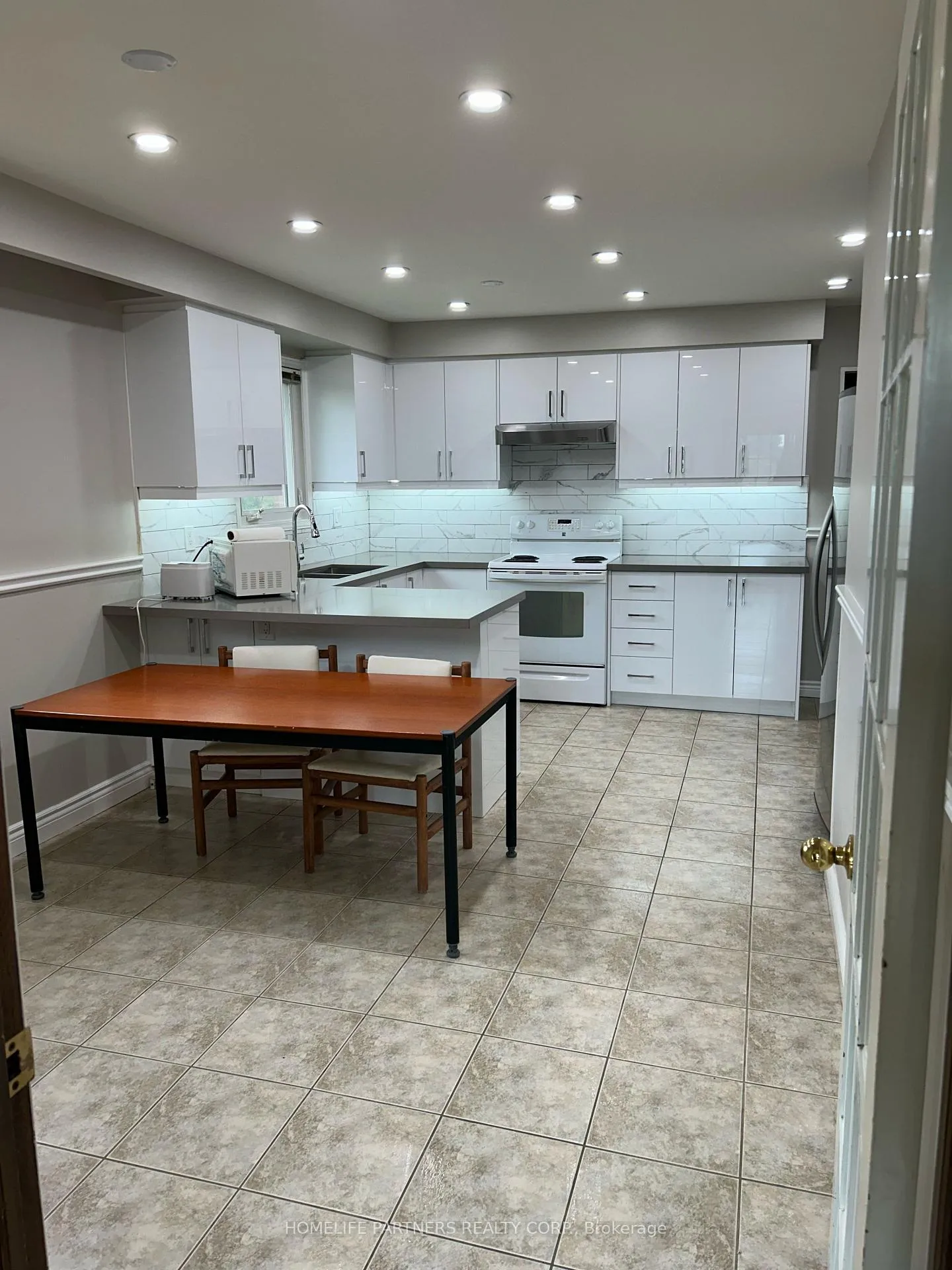 Photo 3 of Unit Upper, 17 Ashburn Crescent, Vaughan, East Woodbridge — HOMEH