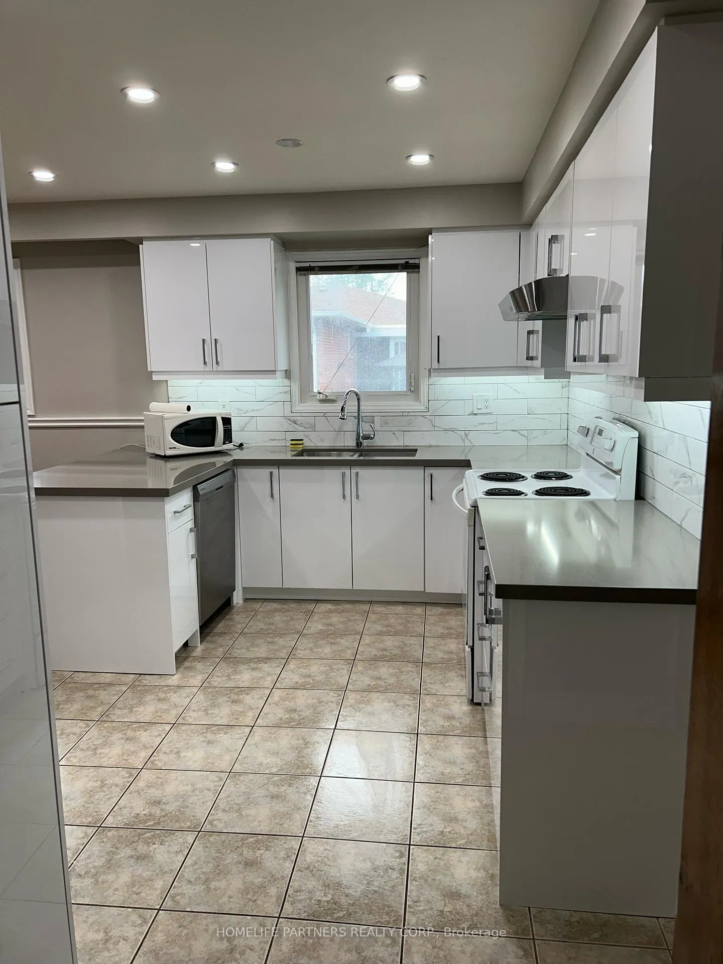 Photo 4 of Unit Upper, 17 Ashburn Crescent, Vaughan, East Woodbridge — HOMEH