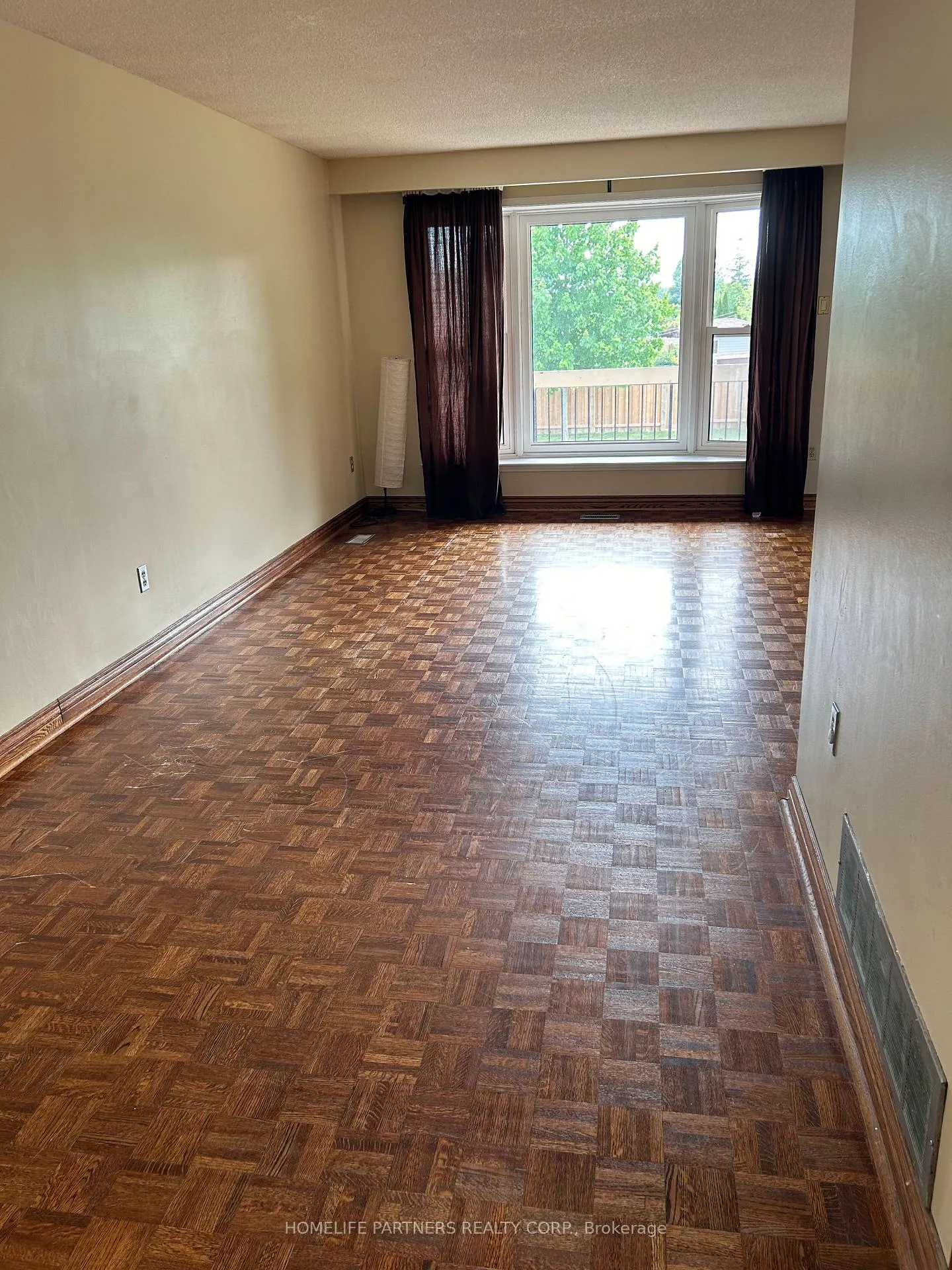 Photo 6 of Unit Upper, 17 Ashburn Crescent, Vaughan, East Woodbridge — HOMEH