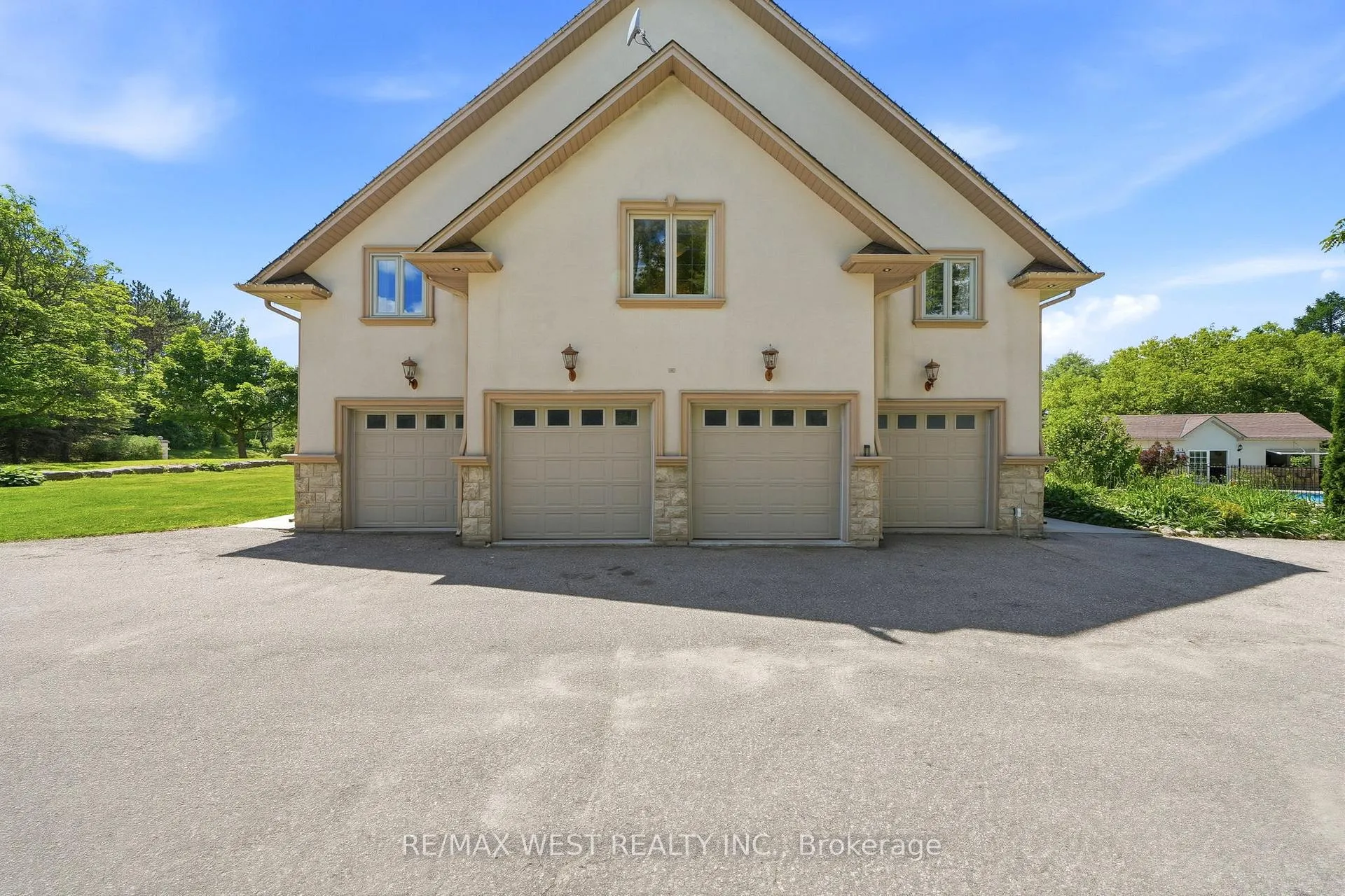 Photo 28 of 2 Kingswood Drive, King, Rural King — HOMEH