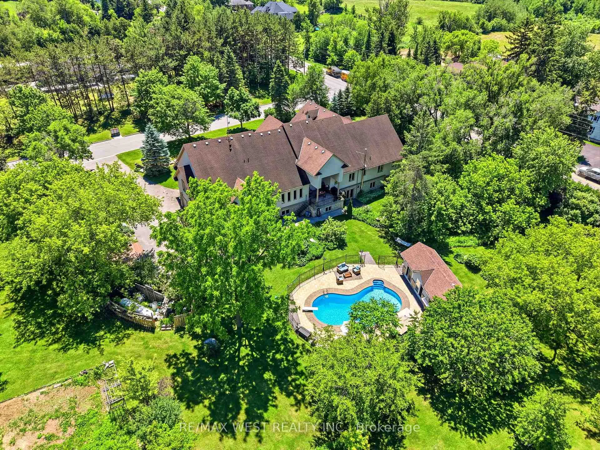Photo 35 of 2 Kingswood Drive, King, Rural King — HOMEH
