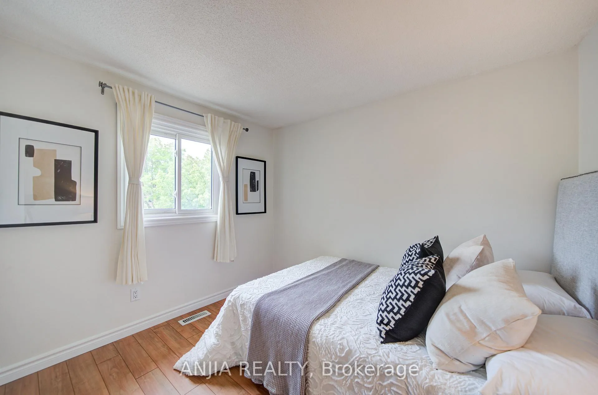 Photo 25 of 36 Ponymill Drive, Scarborough, Milliken — HOMEH