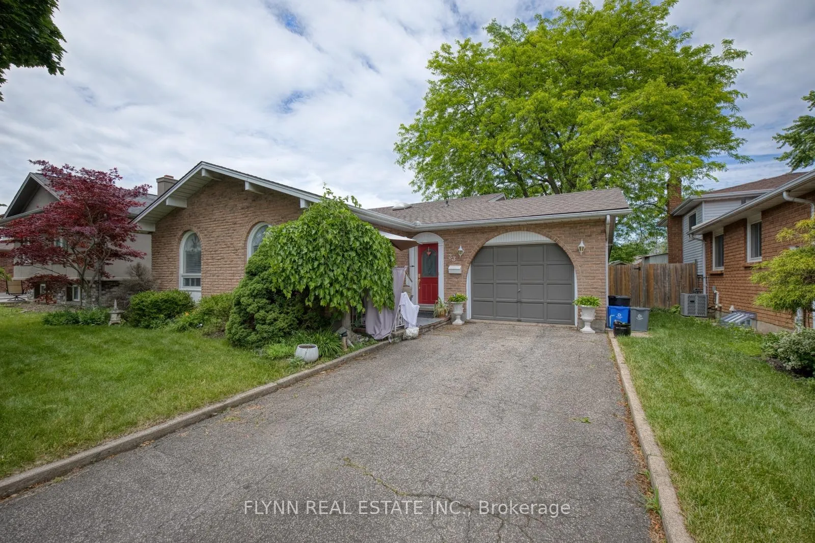 Photo 2 of 33 Adel Drive, St. Catharines, Carlton/Bunting — HOMEH