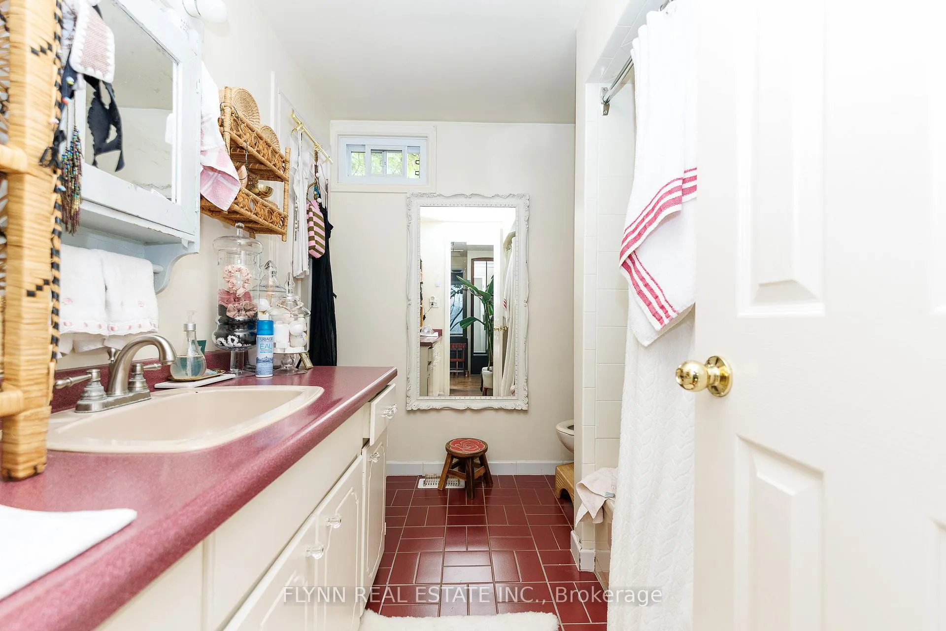 Photo 17 of 33 Adel Drive, St. Catharines, Carlton/Bunting — HOMEH