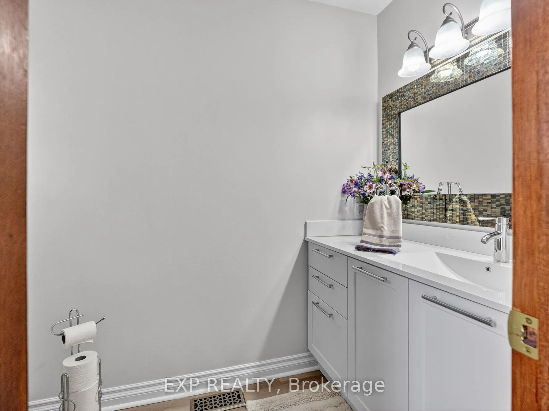Photo 5 of 38 Capri Street, Thorold, Confederation Heights — HOMEH