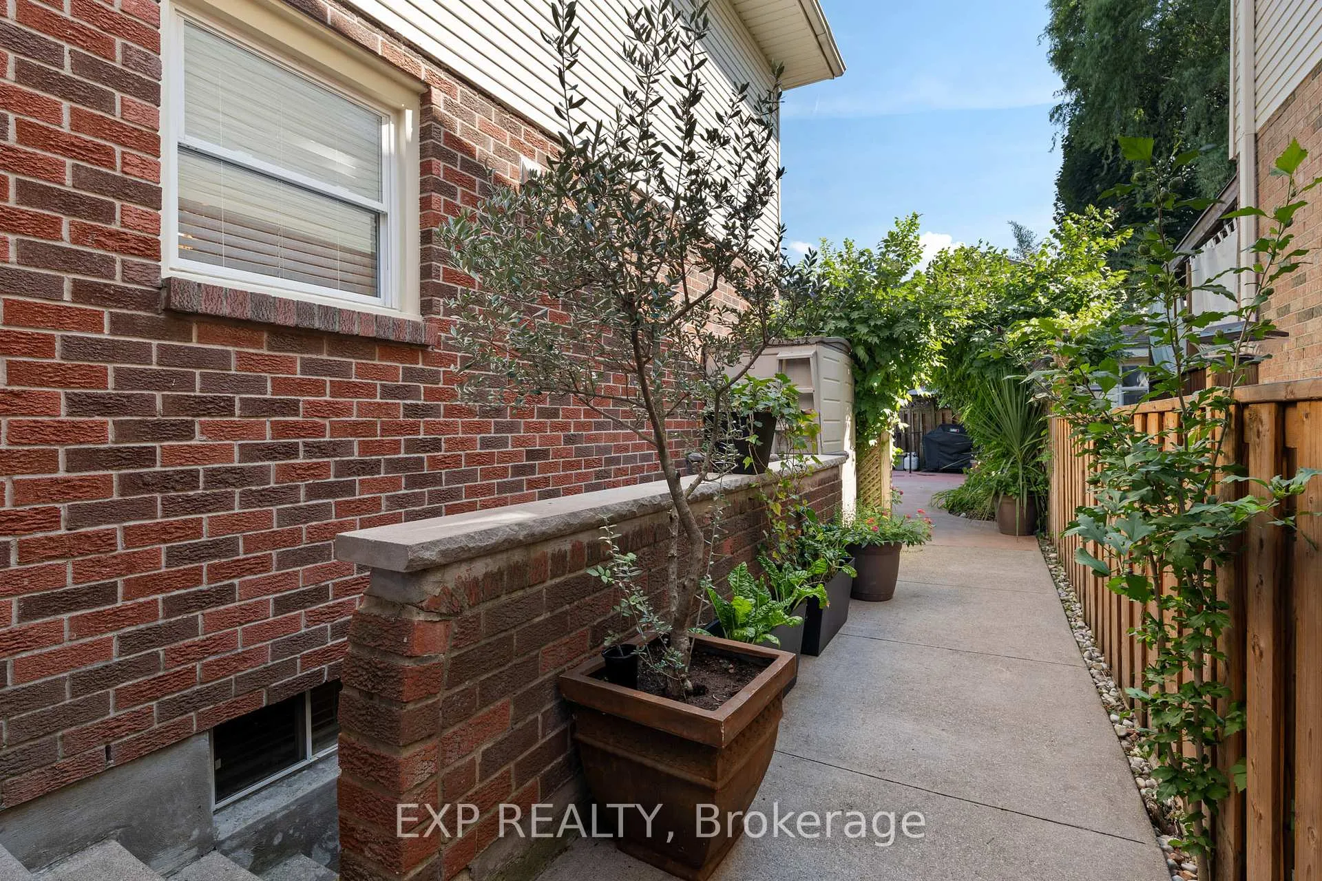 Photo 33 of 38 Capri Street, Thorold, Confederation Heights — HOMEH