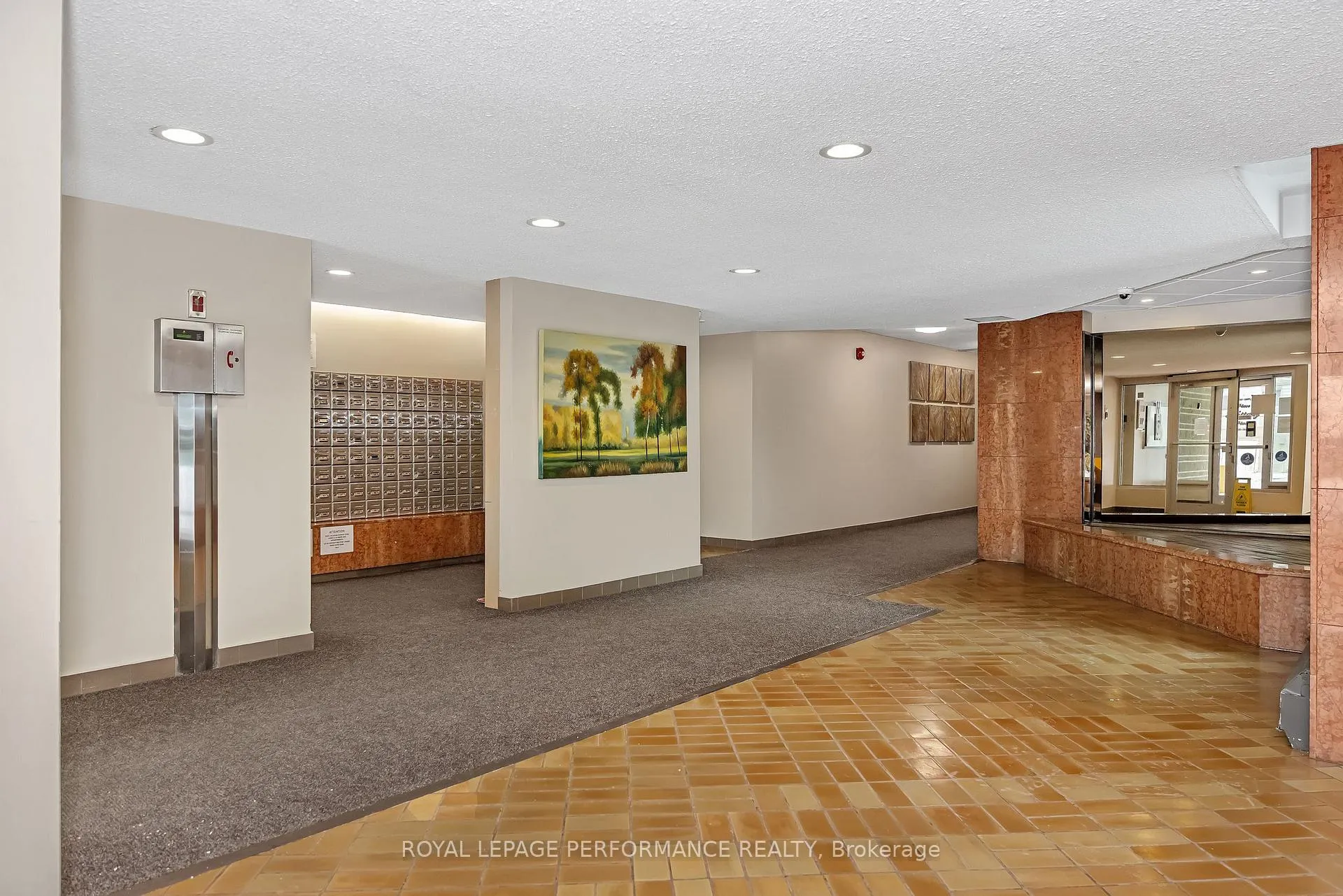 Photo 4 of Unit 303, 555 Brittany Drive, Ottawa, Viscount Alexander Park — HOMEH