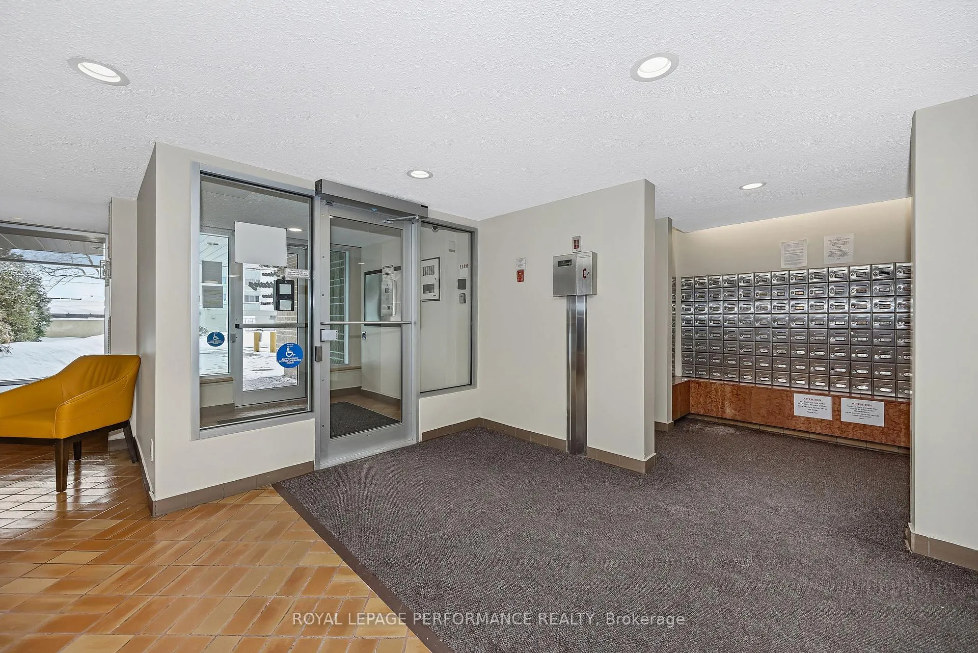 Photo 5 of Unit 303, 555 Brittany Drive, Ottawa, Viscount Alexander Park — HOMEH