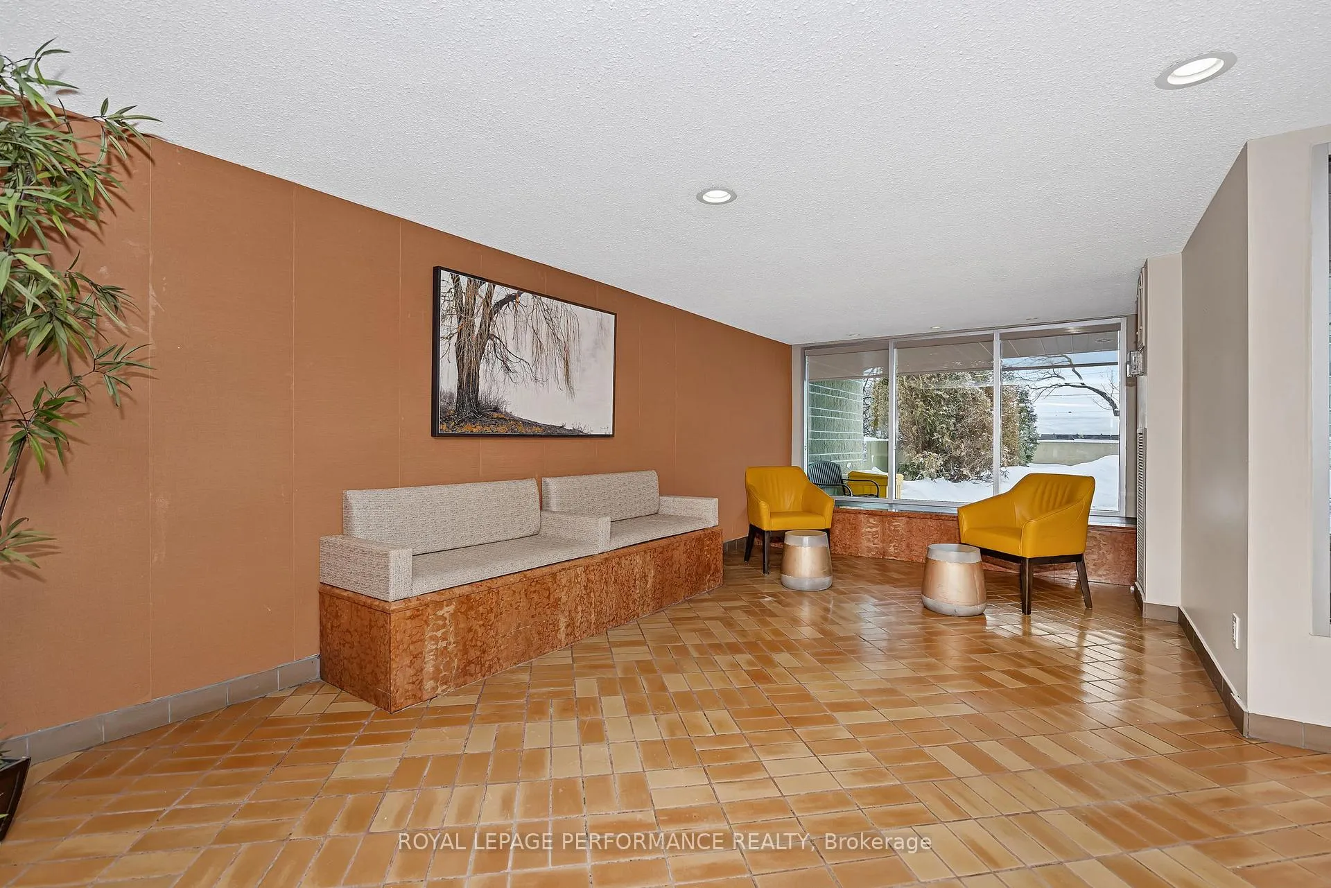 Photo 6 of Unit 303, 555 Brittany Drive, Ottawa, Viscount Alexander Park — HOMEH