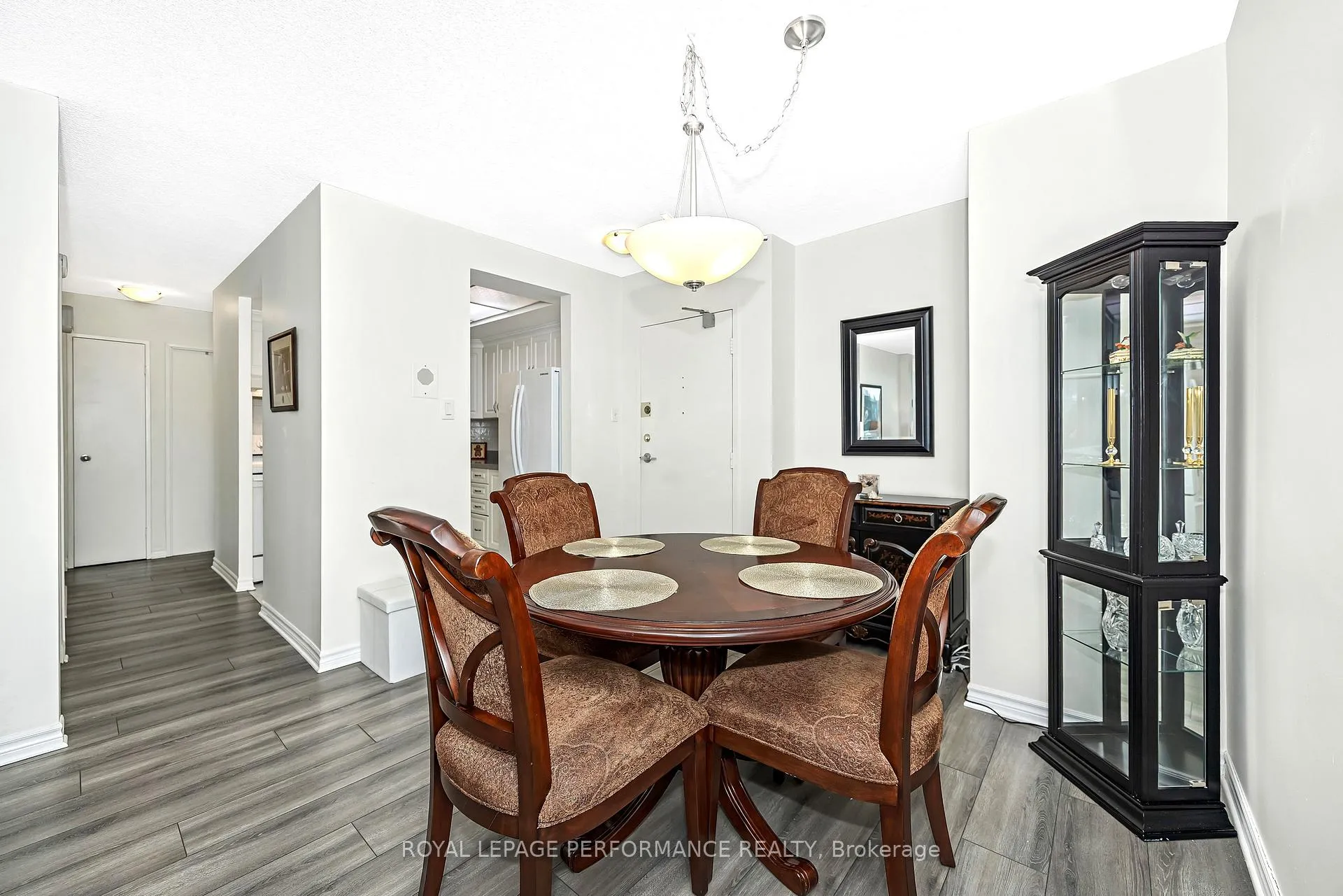 Photo 10 of Unit 303, 555 Brittany Drive, Ottawa, Viscount Alexander Park — HOMEH