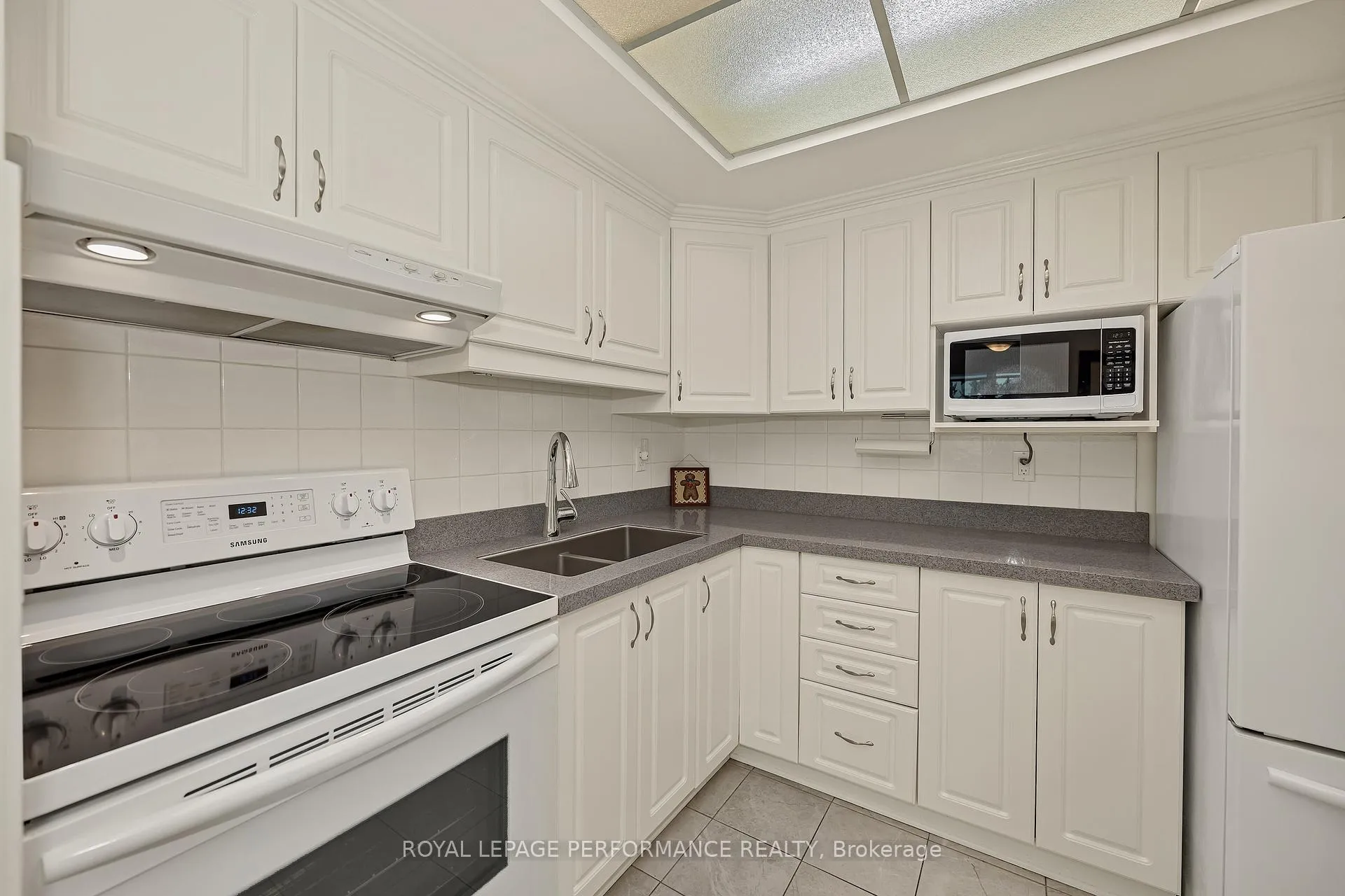 Photo 15 of Unit 303, 555 Brittany Drive, Ottawa, Viscount Alexander Park — HOMEH