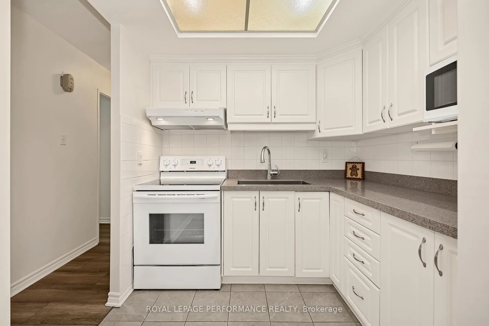 Photo 16 of Unit 303, 555 Brittany Drive, Ottawa, Viscount Alexander Park — HOMEH