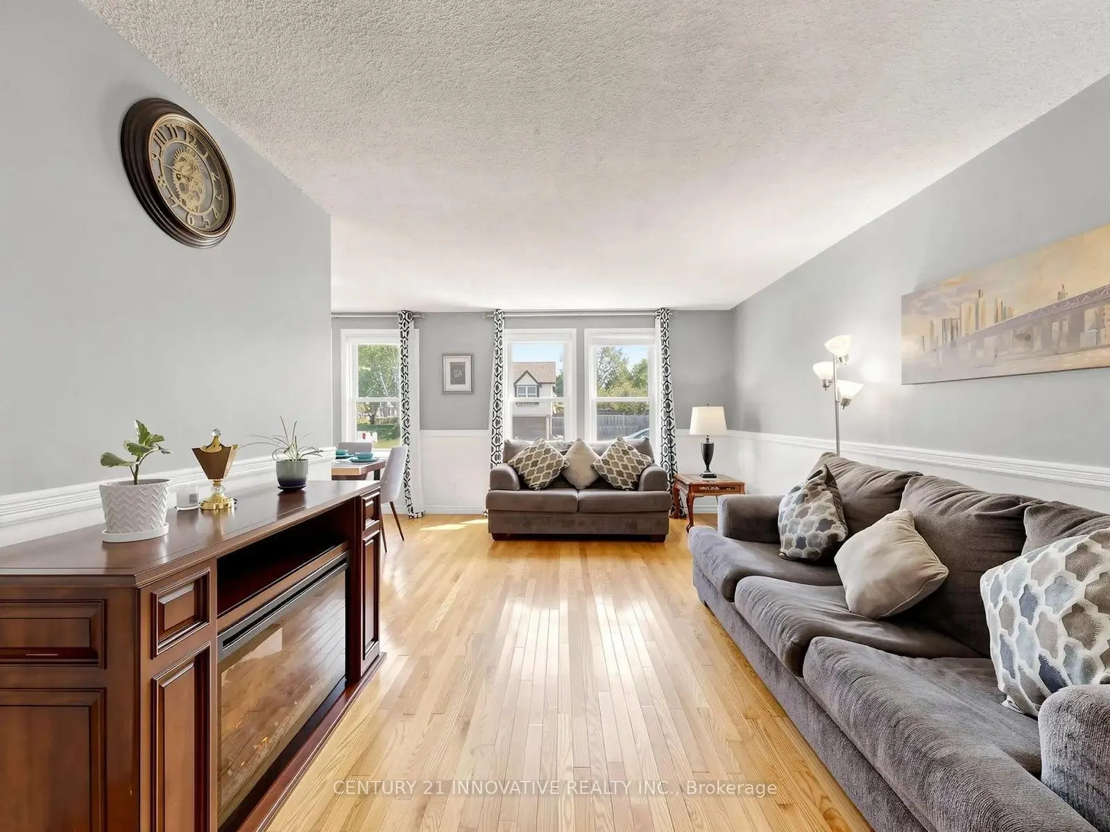 Photo 8 of 36 Deerpark Crescent, Clarington, Bowmanville — HOMEH