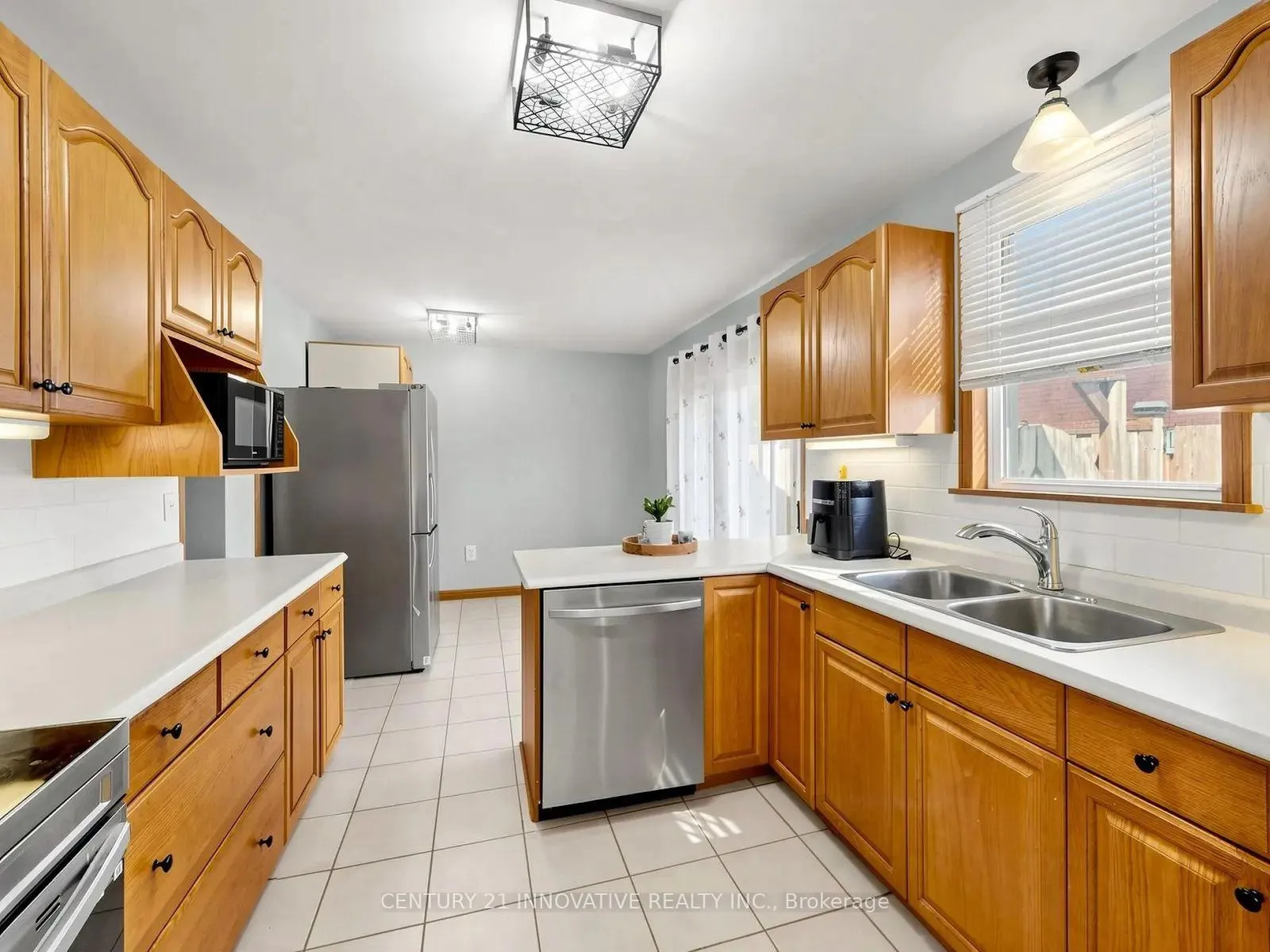 Photo 11 of 36 Deerpark Crescent, Clarington, Bowmanville — HOMEH