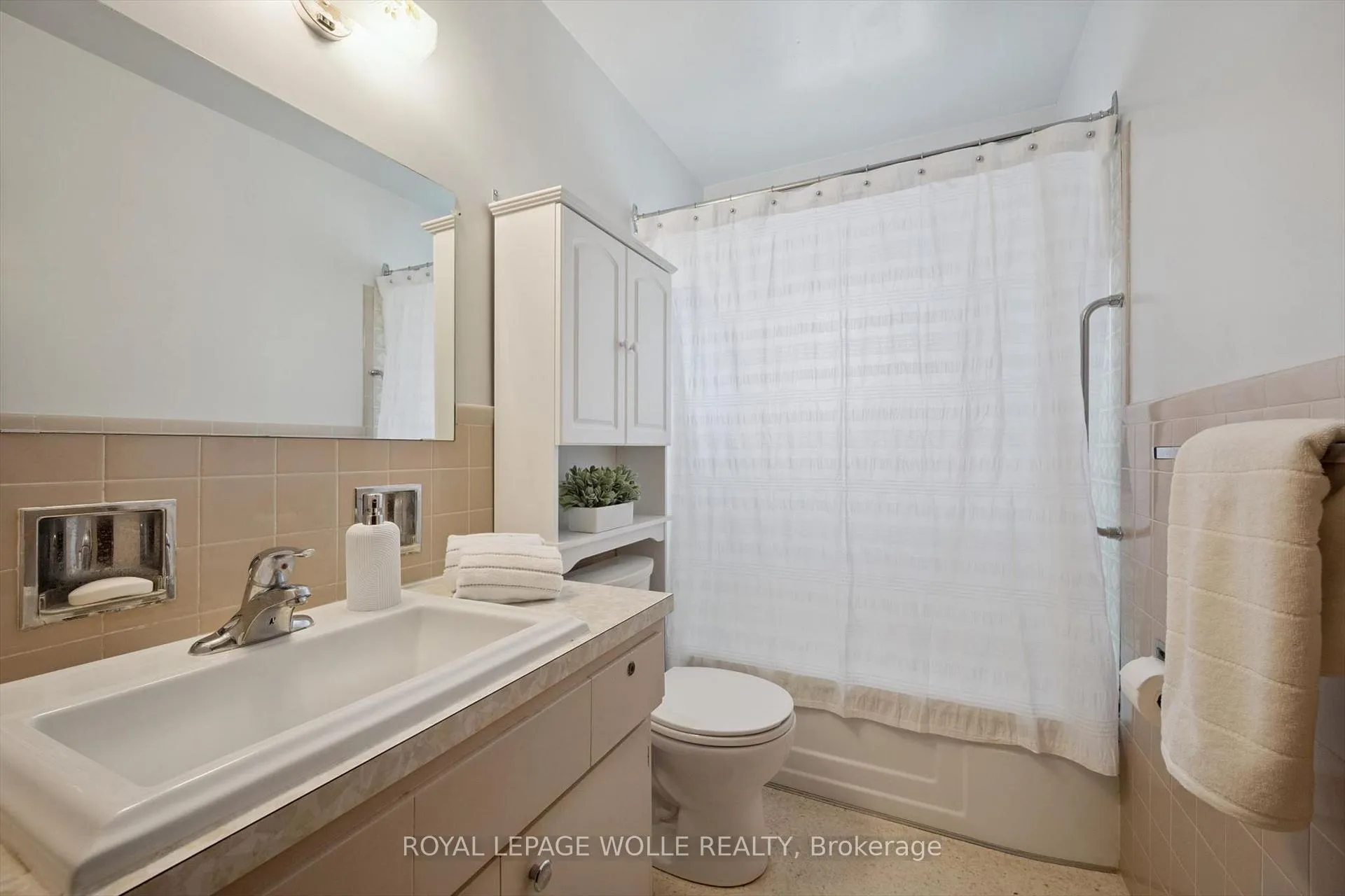 Photo 25 of 19 Weichel Street, Kitchener — HOMEH