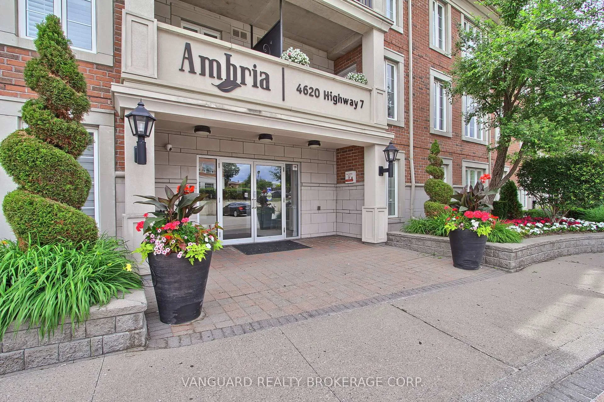 Photo 2 of Unit U310, 4620 Highway 7 Drive, Vaughan, East Woodbridge — HOMEH