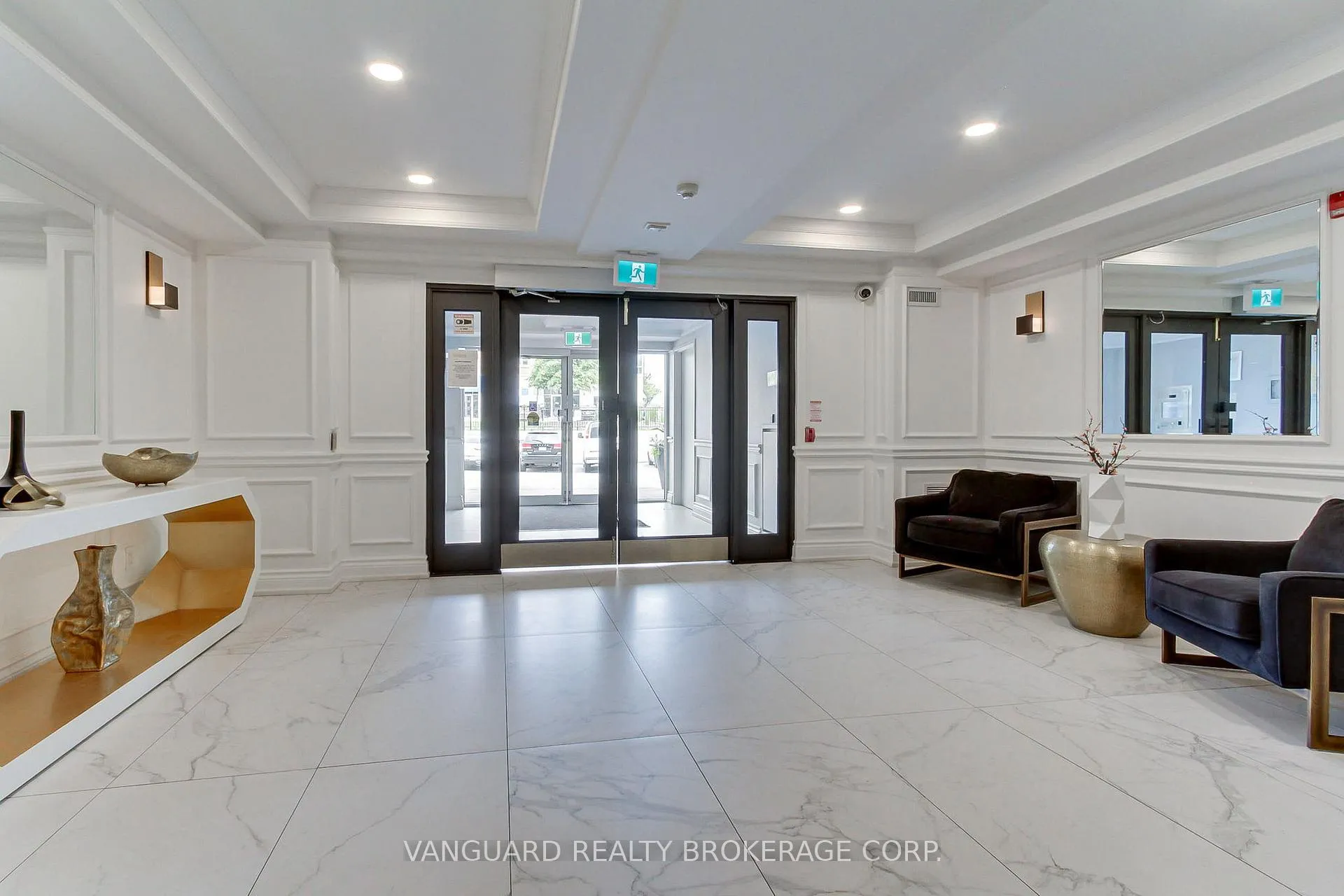 Photo 3 of Unit U310, 4620 Highway 7 Drive, Vaughan, East Woodbridge — HOMEH