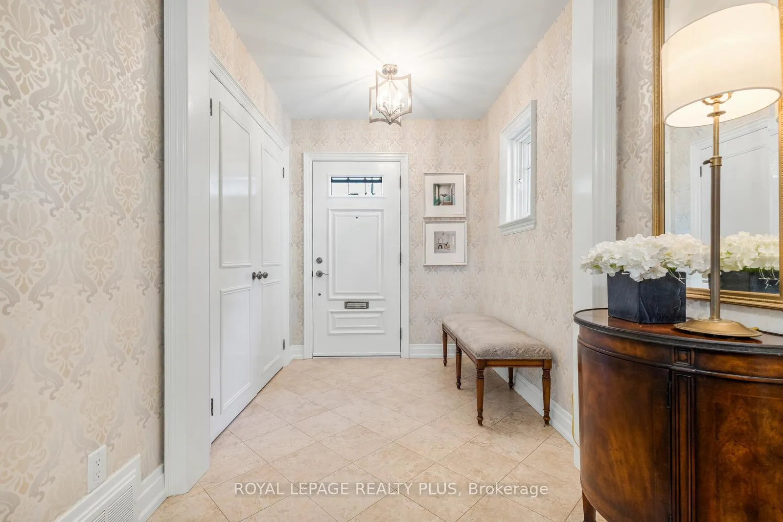 Photo 3 of 42 Edgemore Drive, Etobicoke, Stonegate-Queensway — HOMEH
