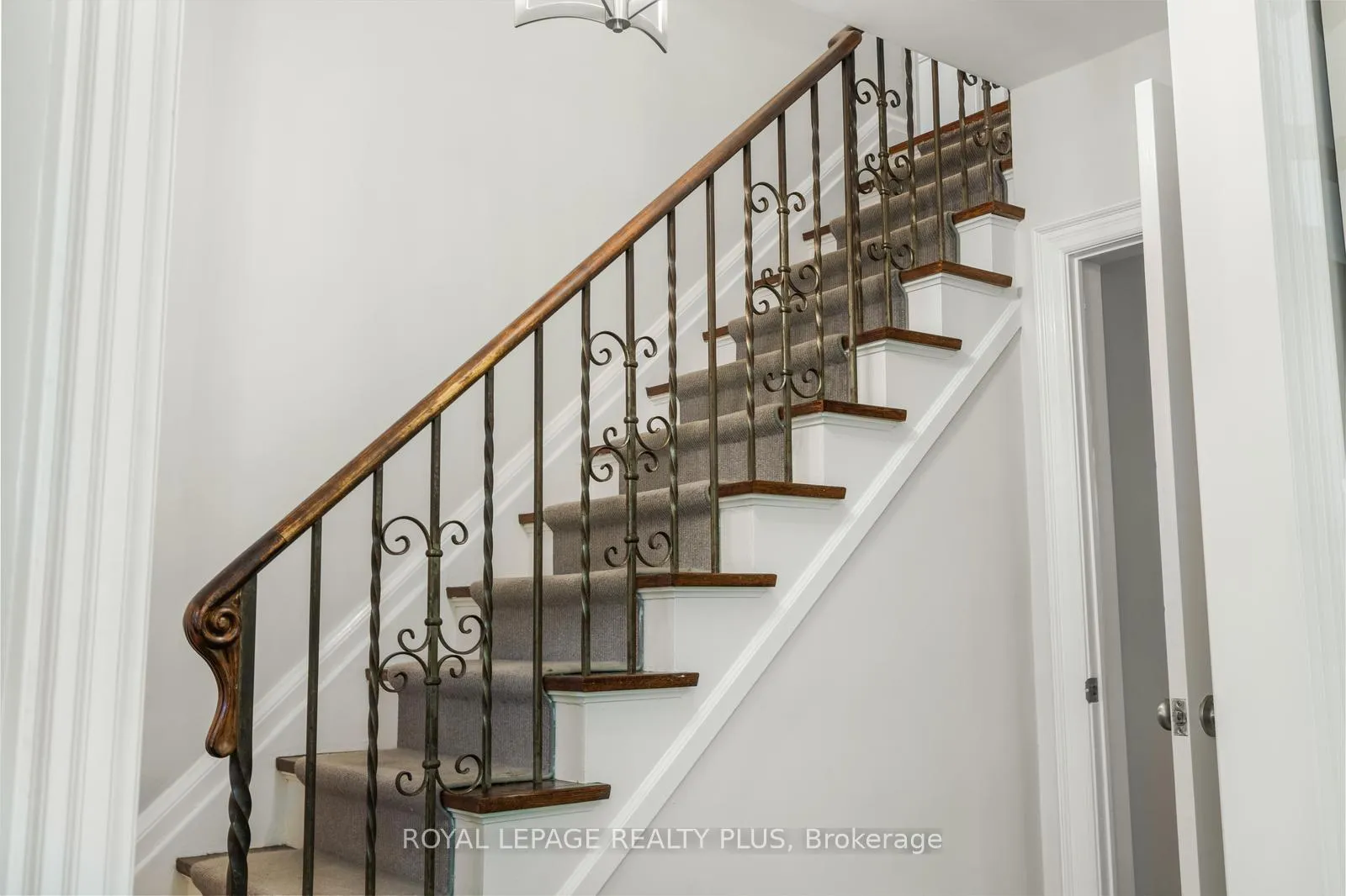 Photo 6 of 42 Edgemore Drive, Etobicoke, Stonegate-Queensway — HOMEH