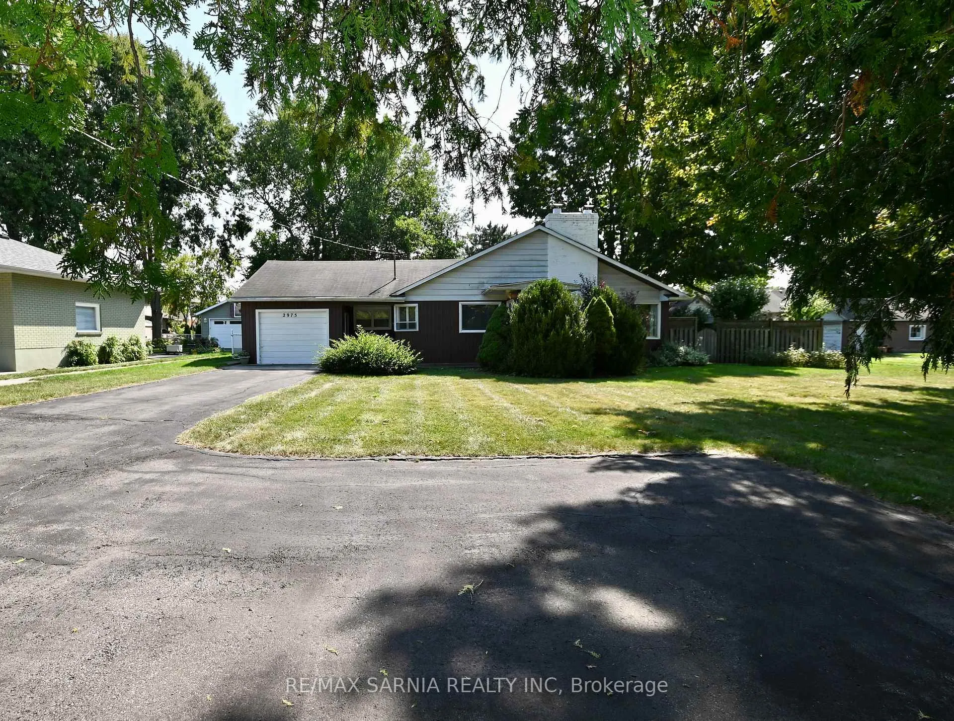 Front of 2975 Old Lakeshore Road S
