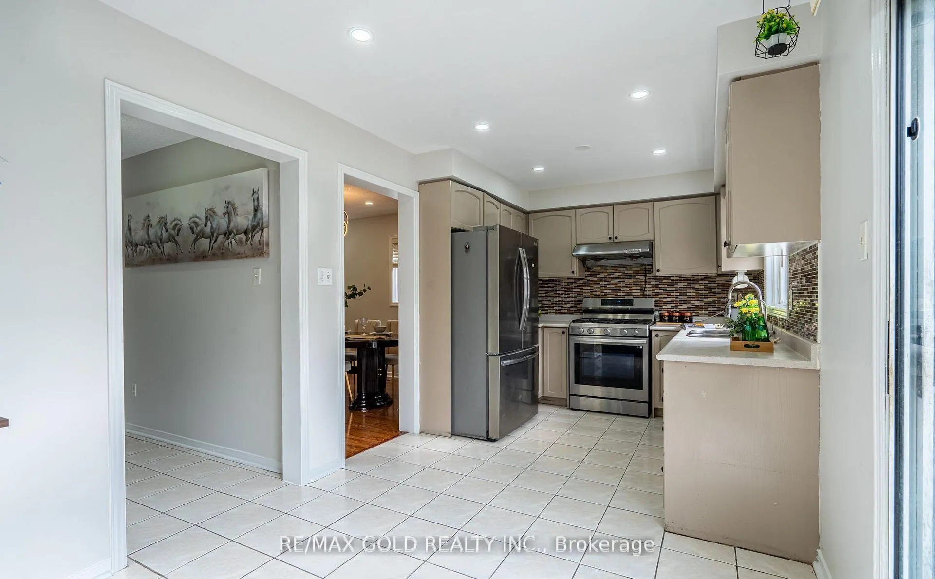 Photo 9 of 94 Bighorn Crescent, Brampton, Sandringham-Wellington — HOMEH
