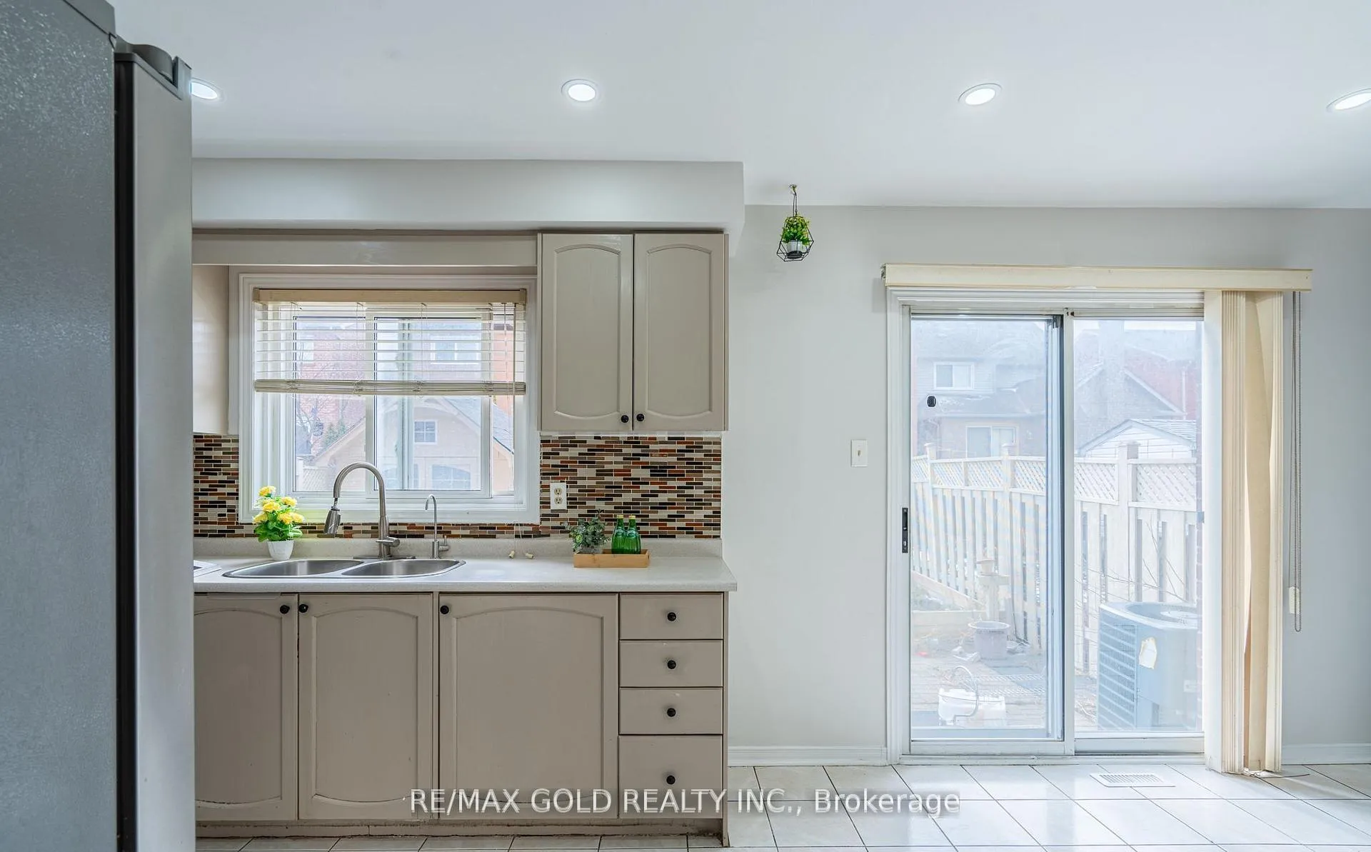 Photo 12 of 94 Bighorn Crescent, Brampton, Sandringham-Wellington — HOMEH