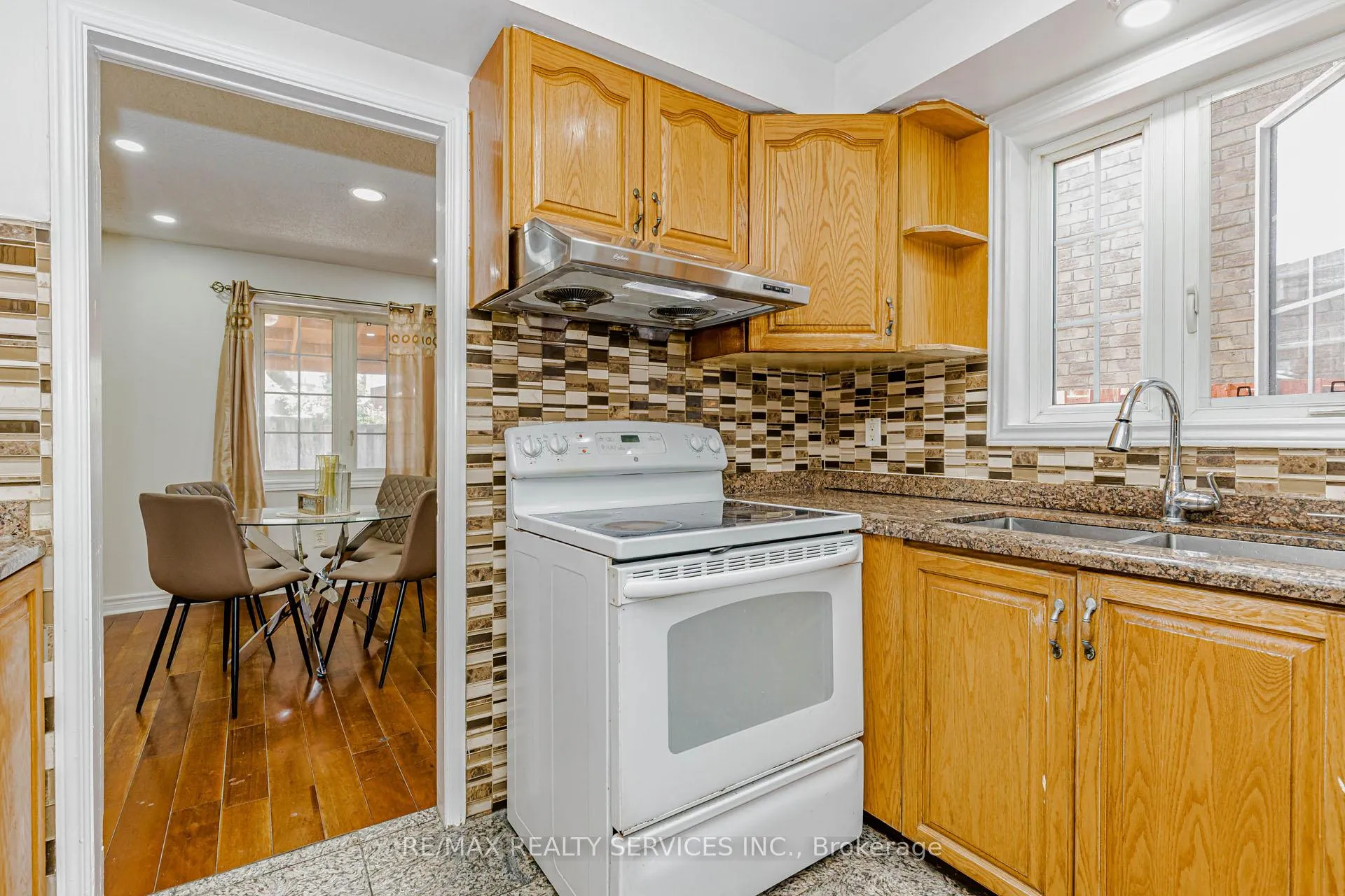 Photo 16 of 67 Morton Way, Brampton, Fletcher's West — HOMEH