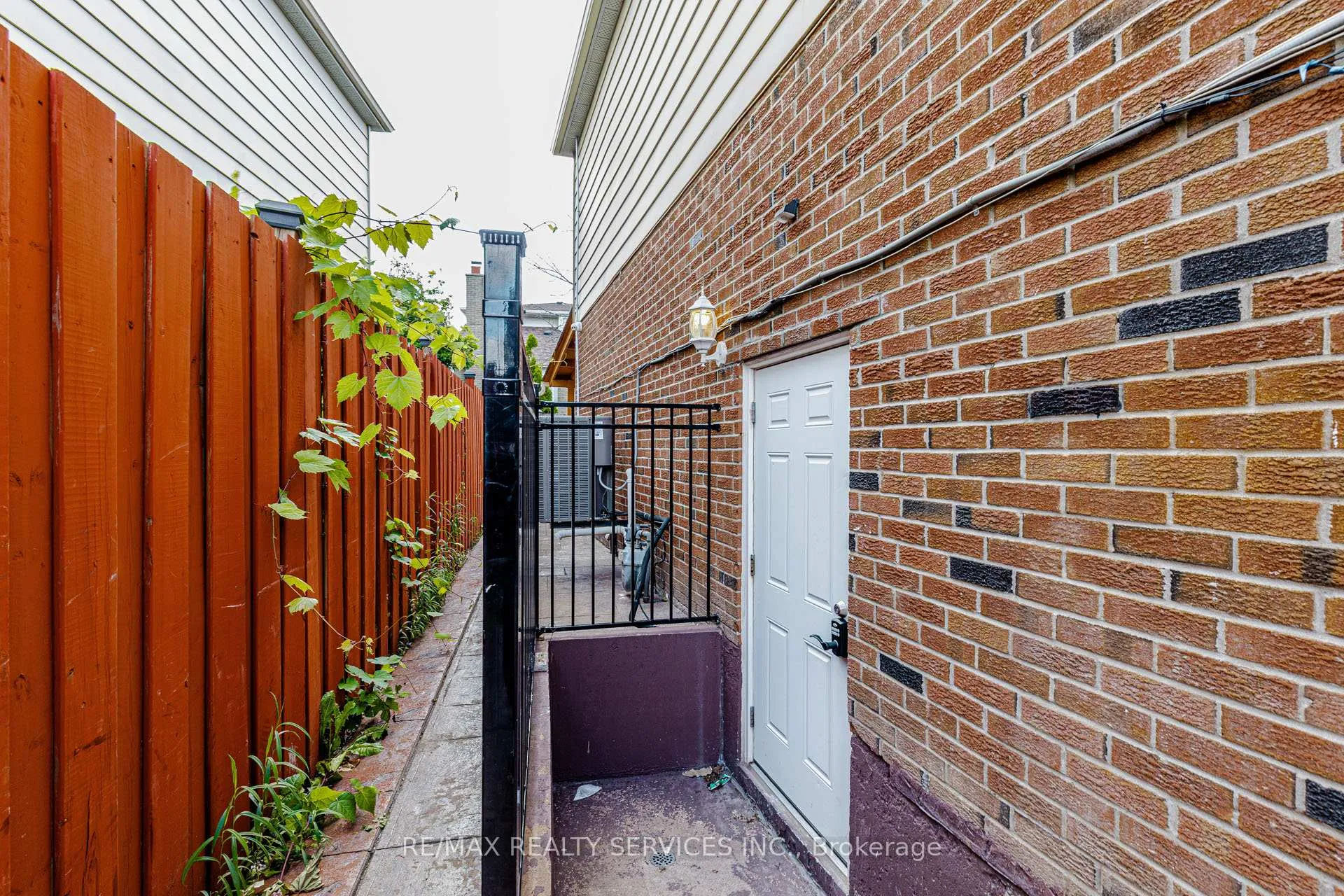 Photo 40 of 67 Morton Way, Brampton, Fletcher's West — HOMEH