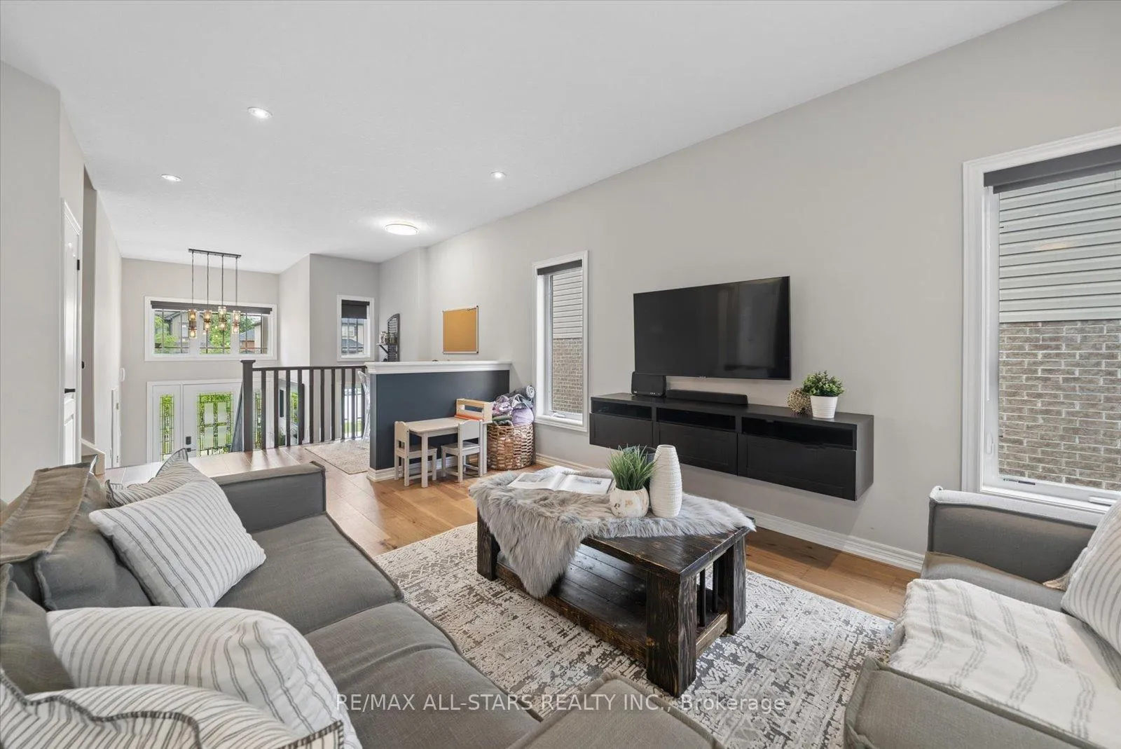 Photo 10 of 27 Carleton Trail, New Tecumseth, Beeton — HOMEH