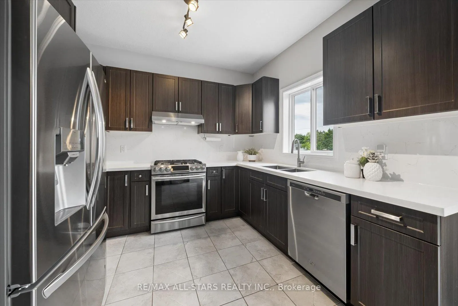 Photo 15 of 27 Carleton Trail, New Tecumseth, Beeton — HOMEH
