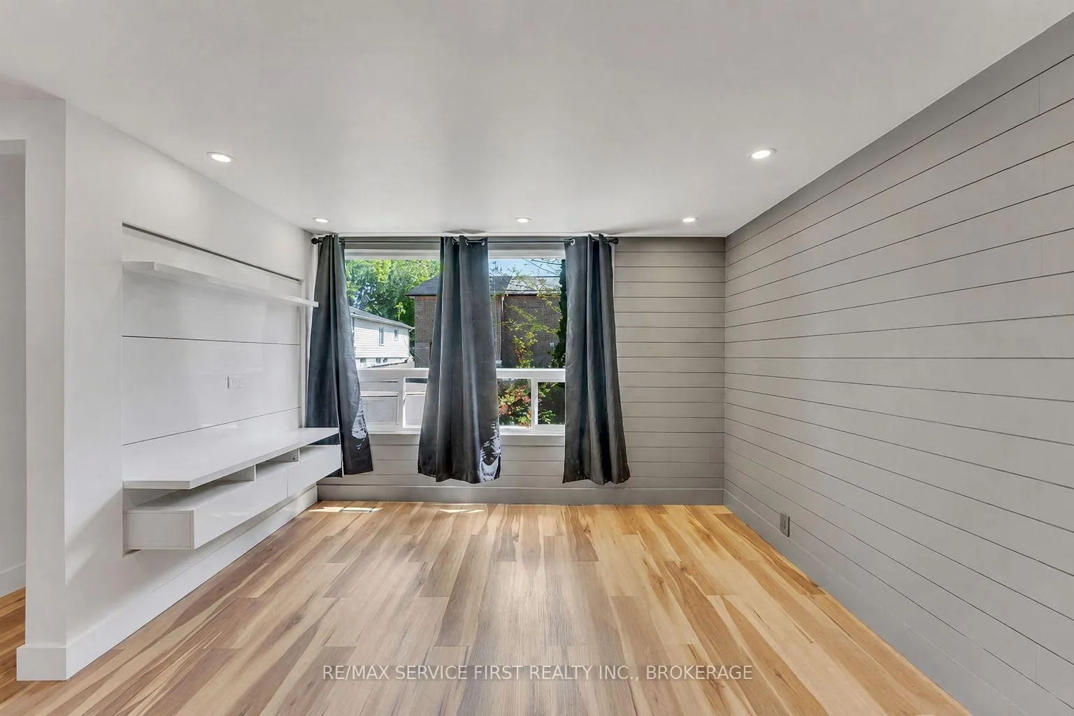 Photo 3 of 211 Raglan Road, Kingston, East of Sir John A. Blvd — HOMEH