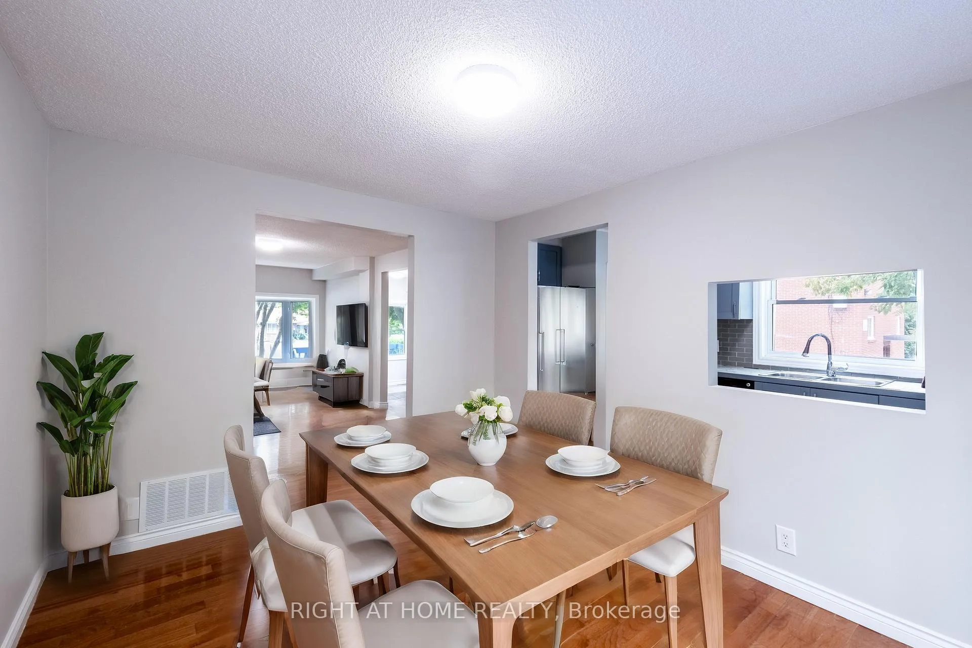 Photo 2 of 118 Thomas Street, Oshawa, Lakeview — HOMEH