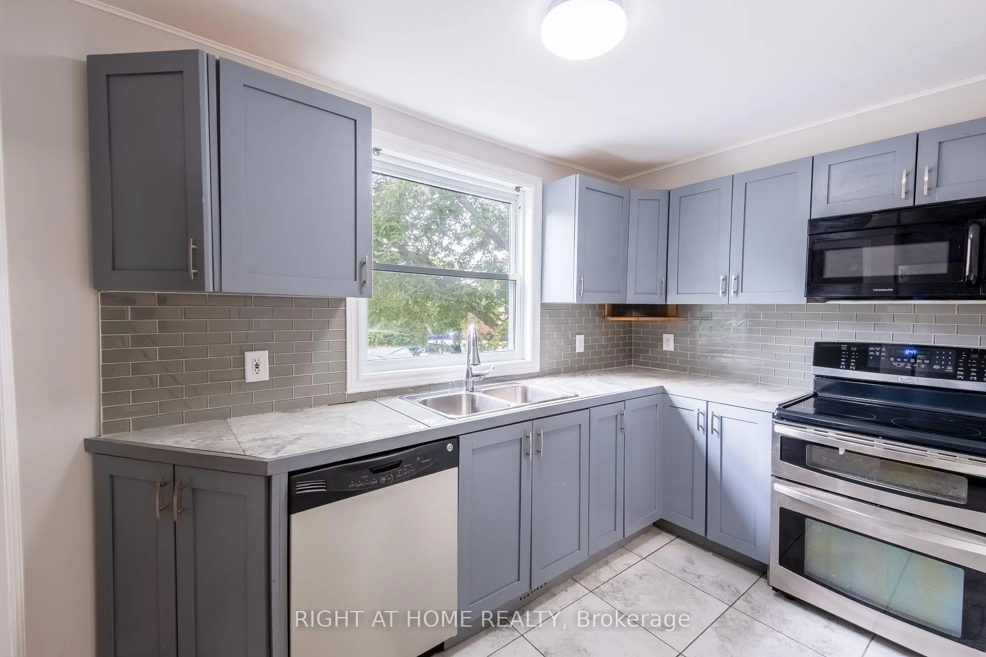 Photo 3 of 118 Thomas Street, Oshawa, Lakeview — HOMEH