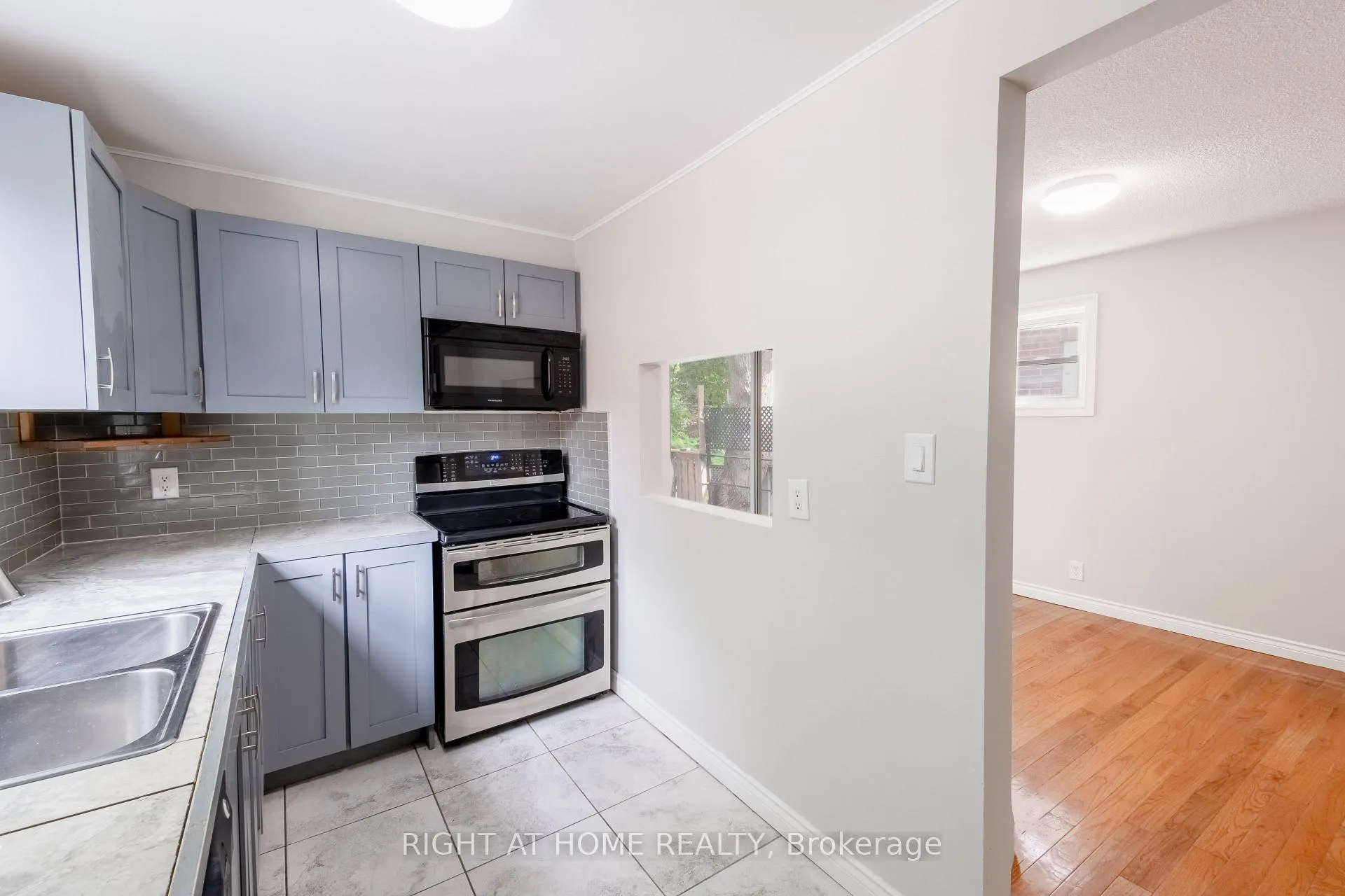 Photo 4 of 118 Thomas Street, Oshawa, Lakeview — HOMEH