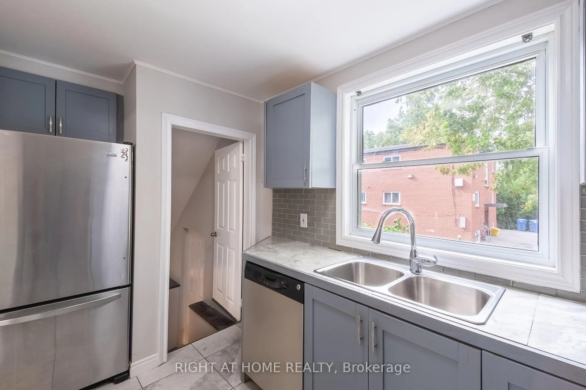 Photo 5 of 118 Thomas Street, Oshawa, Lakeview — HOMEH