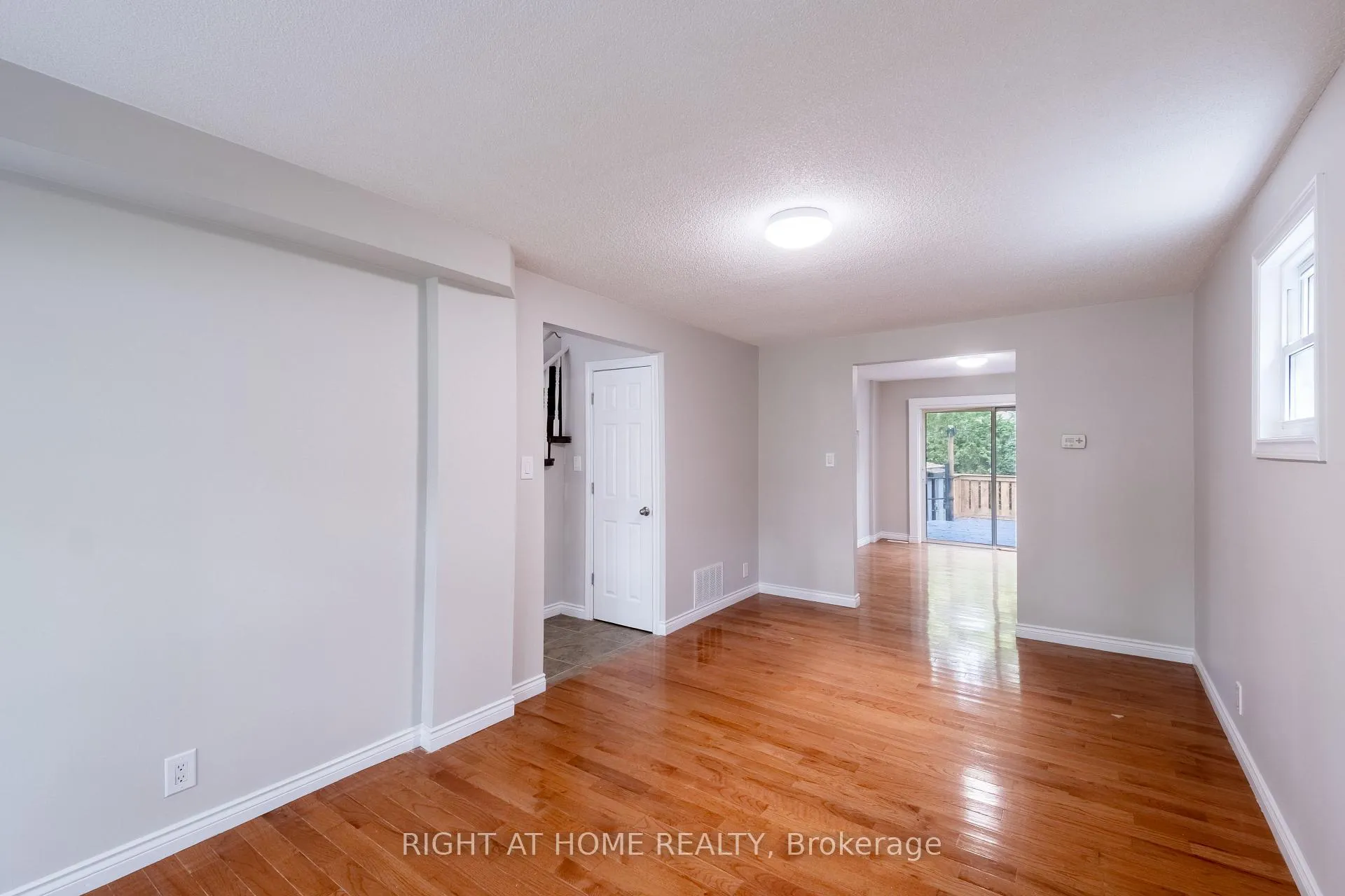 Photo 8 of 118 Thomas Street, Oshawa, Lakeview — HOMEH