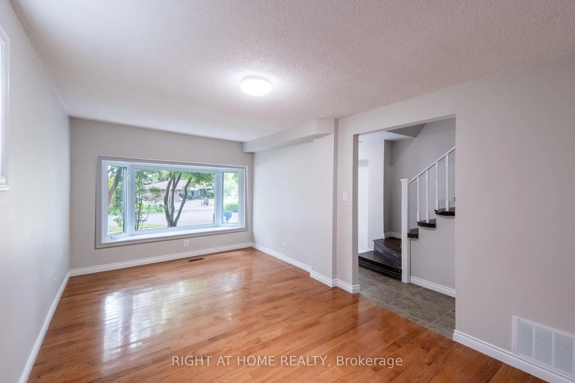 Photo 9 of 118 Thomas Street, Oshawa, Lakeview — HOMEH