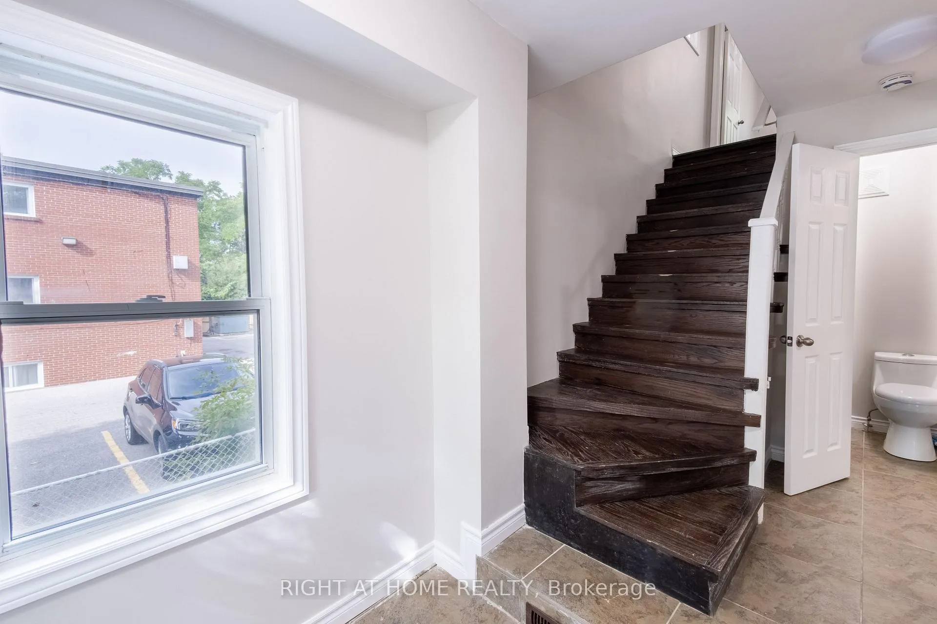 Photo 10 of 118 Thomas Street, Oshawa, Lakeview — HOMEH