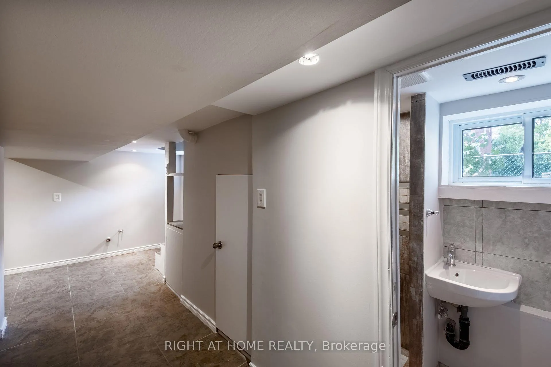 Photo 19 of 118 Thomas Street, Oshawa, Lakeview — HOMEH