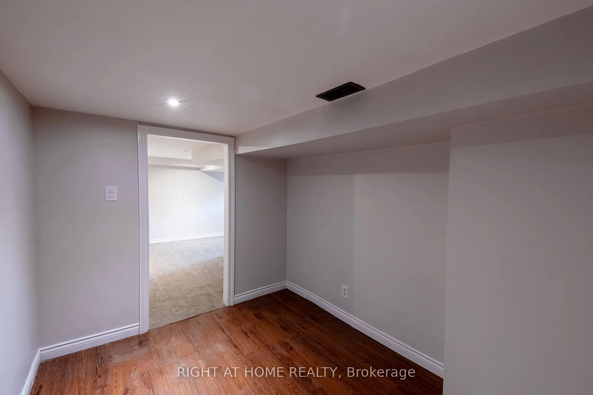 Photo 20 of 118 Thomas Street, Oshawa, Lakeview — HOMEH