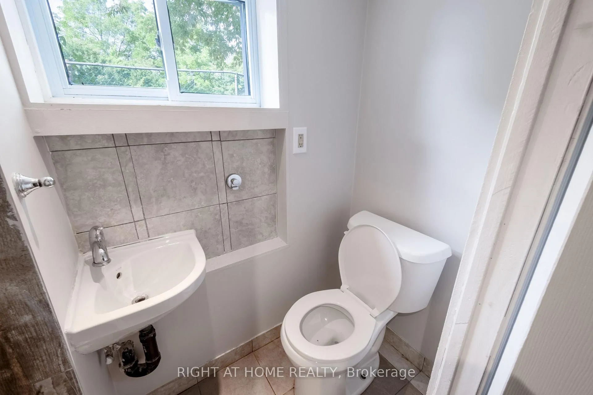 Photo 21 of 118 Thomas Street, Oshawa, Lakeview — HOMEH